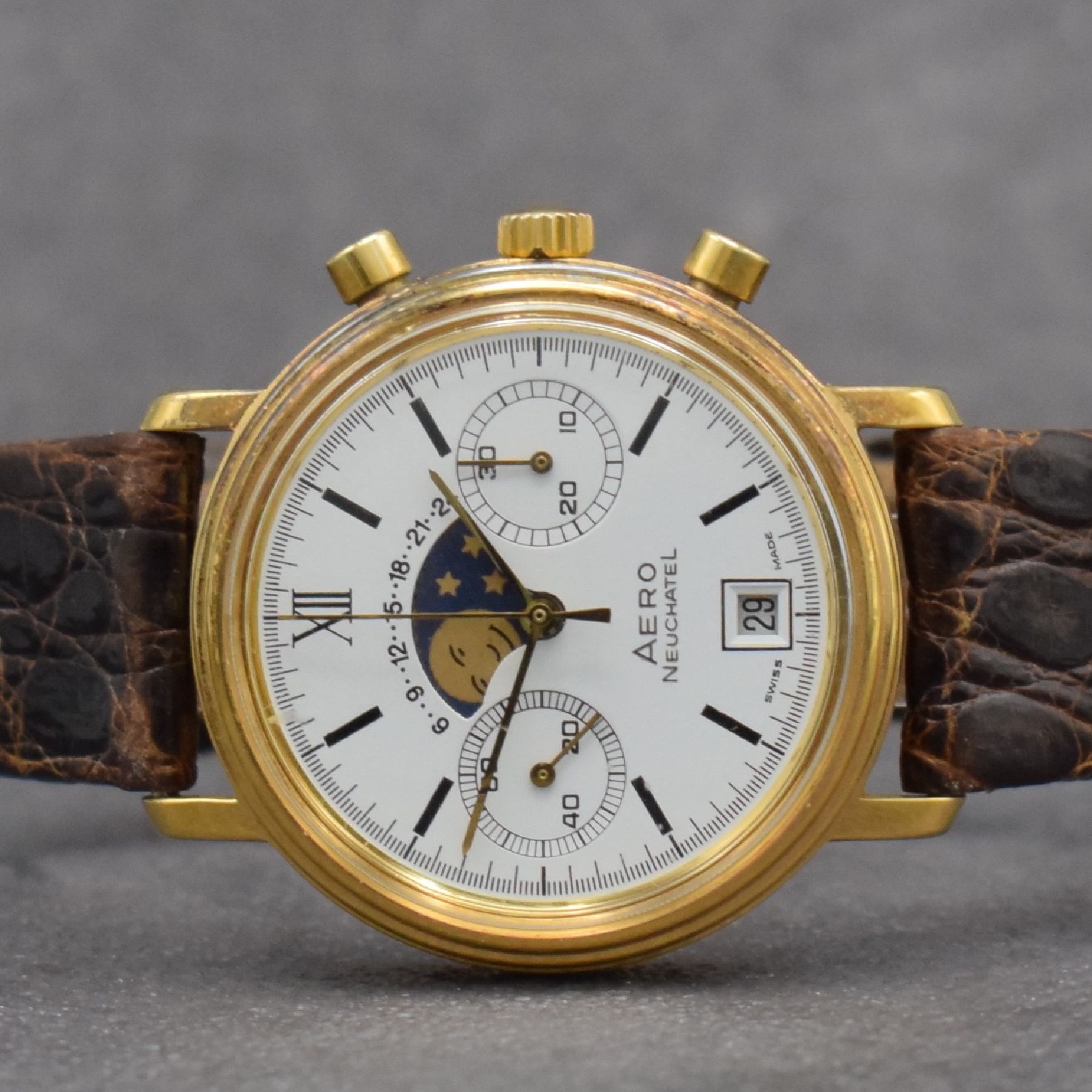 Detail a: AERO WATCH vergoldeter Herrenchronograph mit Mondphase, Schweiz um 1980, Handaufzug, 2- tlg. Geh. m. verschr. Stahlboden, weißes Zifferbl., gold. ...