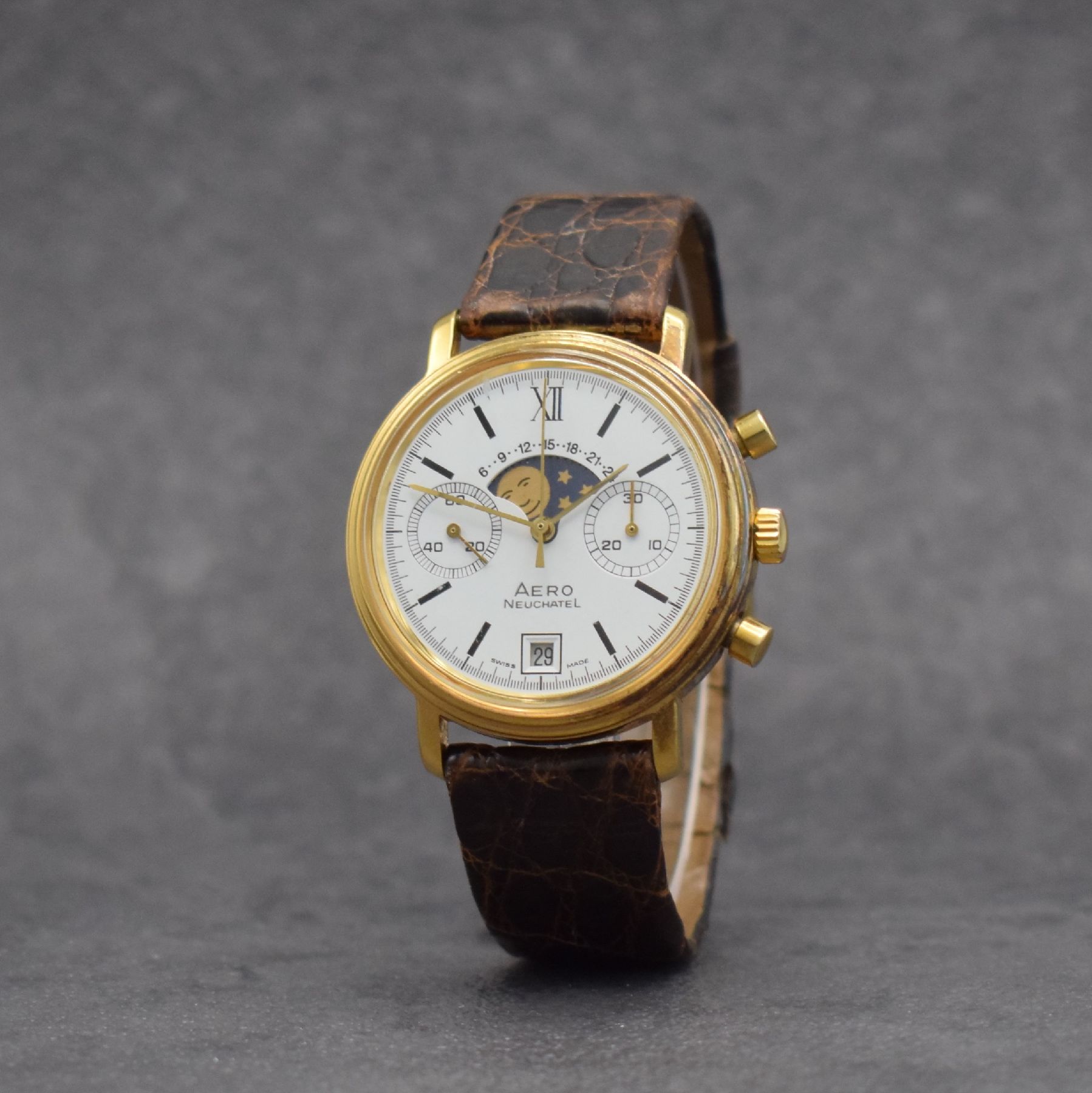 Detail b: AERO WATCH vergoldeter Herrenchronograph mit Mondphase, Schweiz um 1980, Handaufzug, 2- tlg. Geh. m. verschr. Stahlboden, weißes Zifferbl., gold. ...