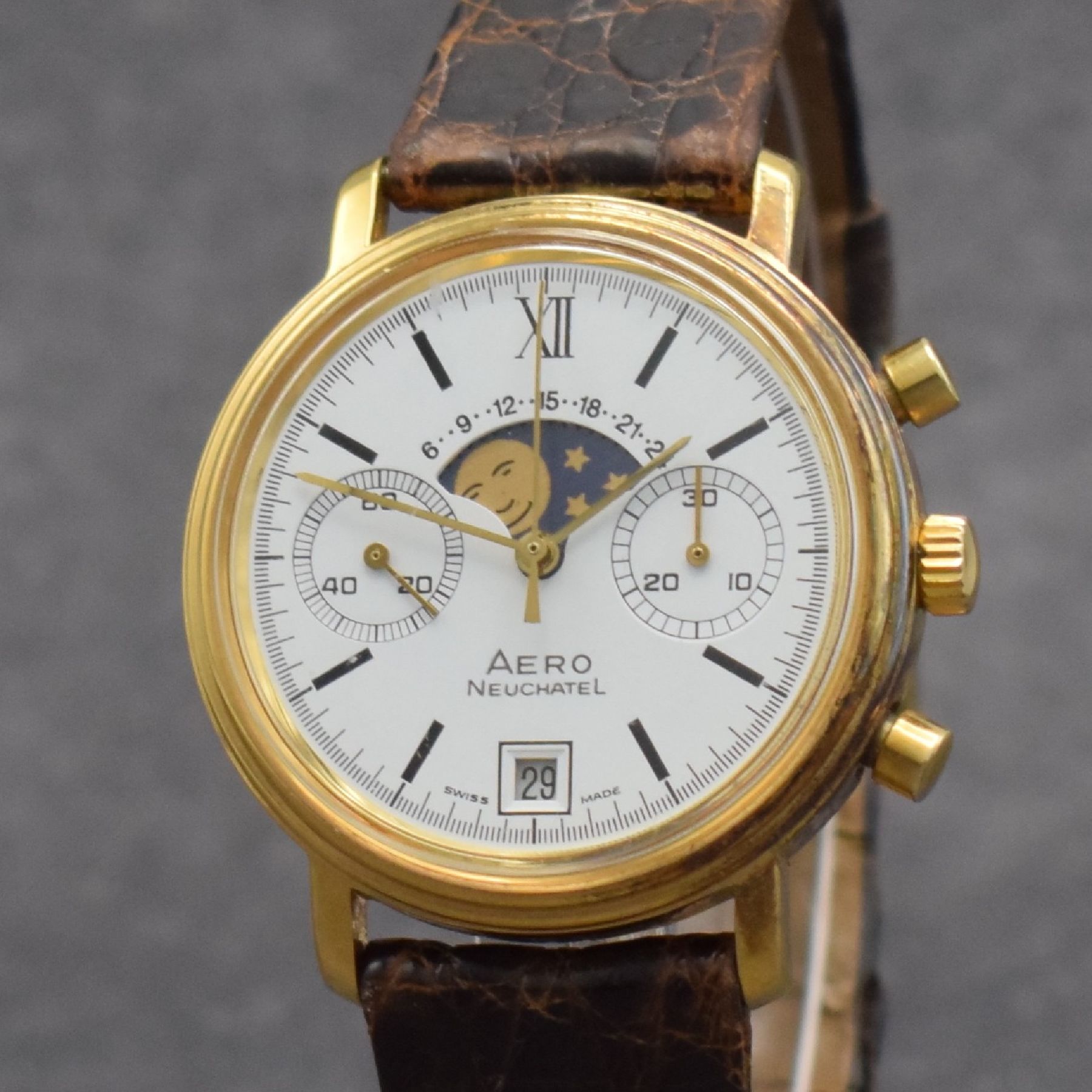 Detail c: AERO WATCH vergoldeter Herrenchronograph mit Mondphase, Schweiz um 1980, Handaufzug, 2- tlg. Geh. m. verschr. Stahlboden, weißes Zifferbl., gold. ...