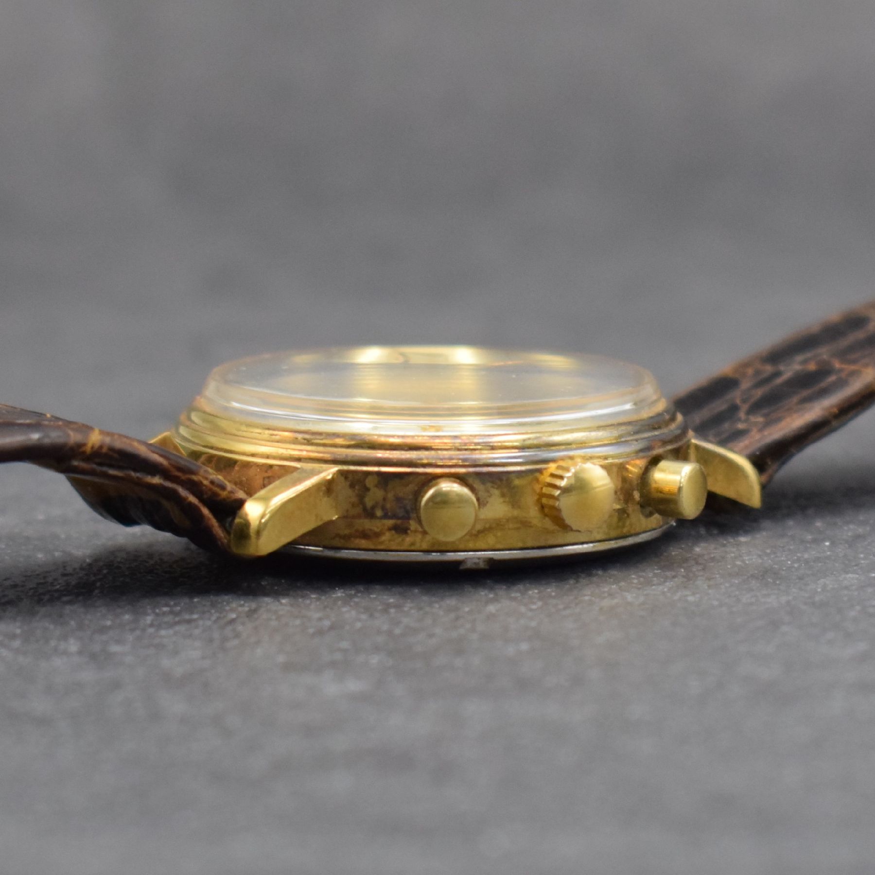 Detail d: AERO WATCH vergoldeter Herrenchronograph mit Mondphase, Schweiz um 1980, Handaufzug, 2- tlg. Geh. m. verschr. Stahlboden, weißes Zifferbl., gold. ...