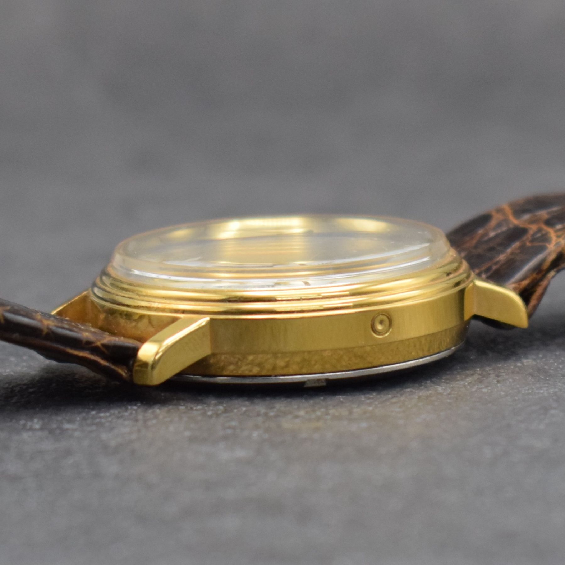 Detail e: AERO WATCH vergoldeter Herrenchronograph mit Mondphase, Schweiz um 1980, Handaufzug, 2- tlg. Geh. m. verschr. Stahlboden, weißes Zifferbl., gold. ...