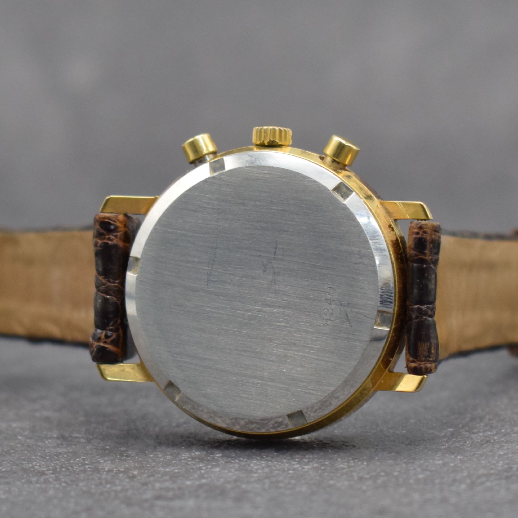 Detail f: AERO WATCH vergoldeter Herrenchronograph mit Mondphase, Schweiz um 1980, Handaufzug, 2- tlg. Geh. m. verschr. Stahlboden, weißes Zifferbl., gold. ...