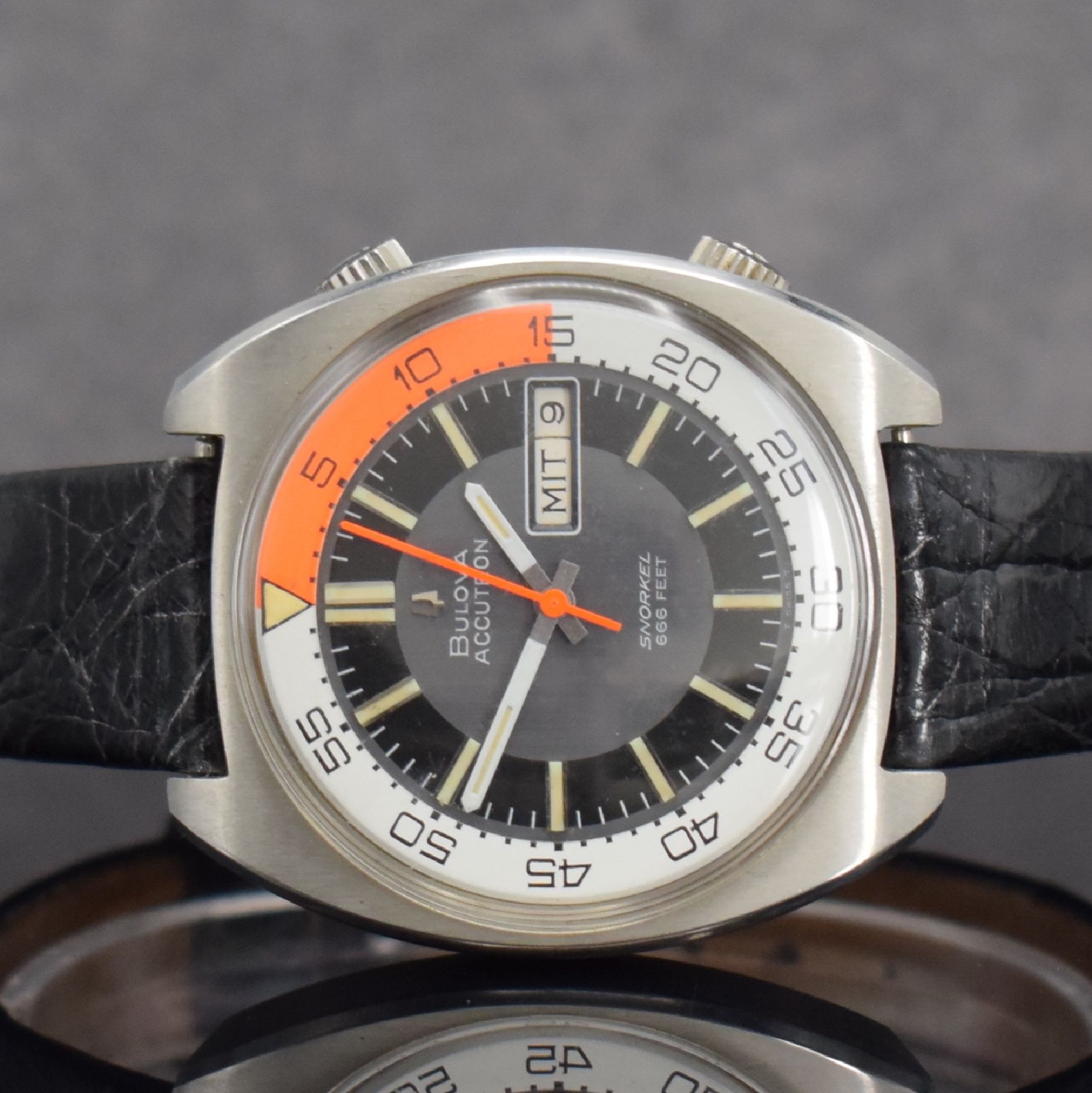 Detail a: BULOVA Accutron Snorkel Herren Taucheruhr in Stahl, Schweiz um 1970, Stimmgabelschwinger, verschr. Geh., Krone f. Zeigerstellung b. 4 und f. ...