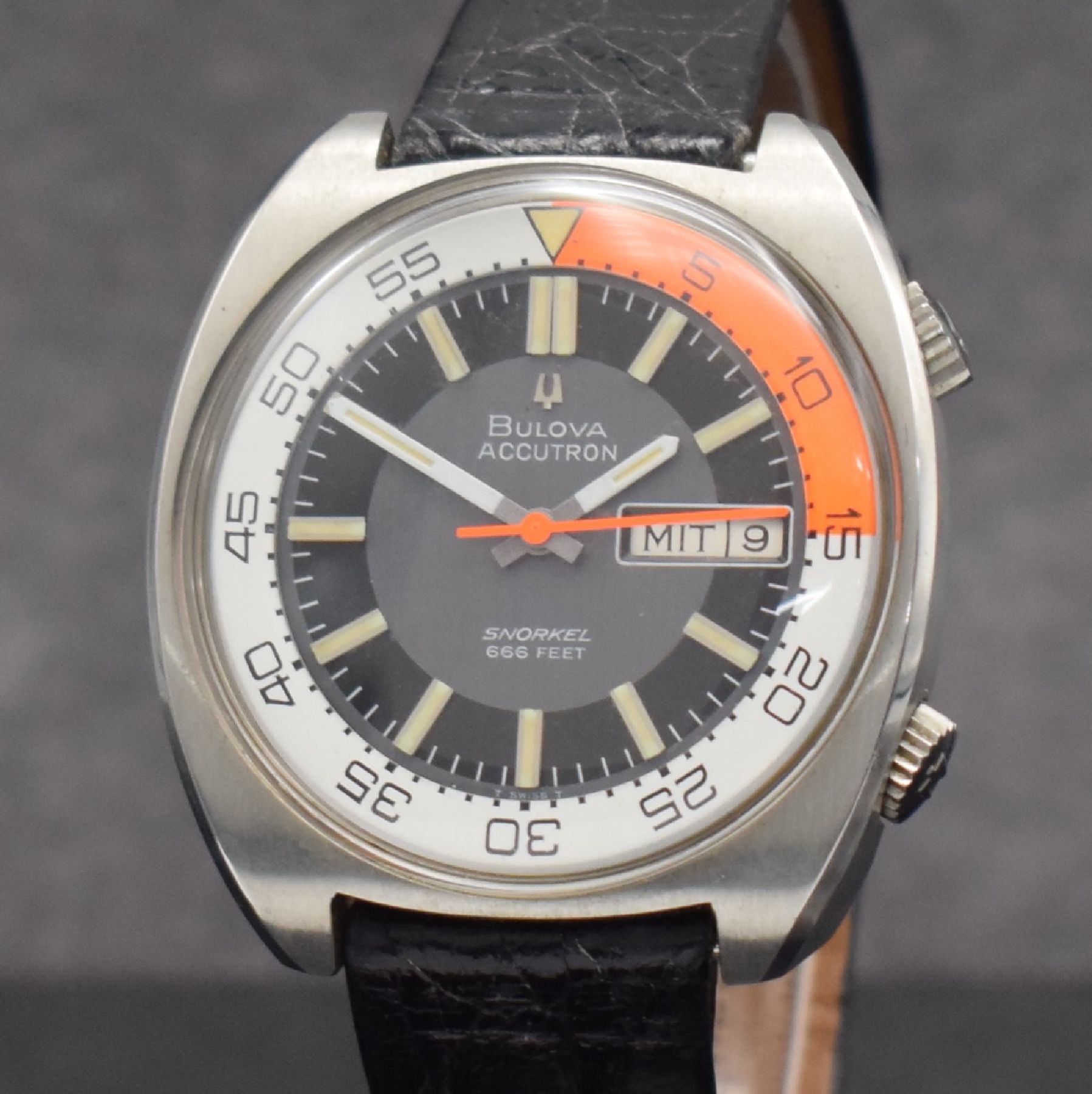 Detail c: BULOVA Accutron Snorkel Herren Taucheruhr in Stahl, Schweiz um 1970, Stimmgabelschwinger, verschr. Geh., Krone f. Zeigerstellung b. 4 und f. ...
