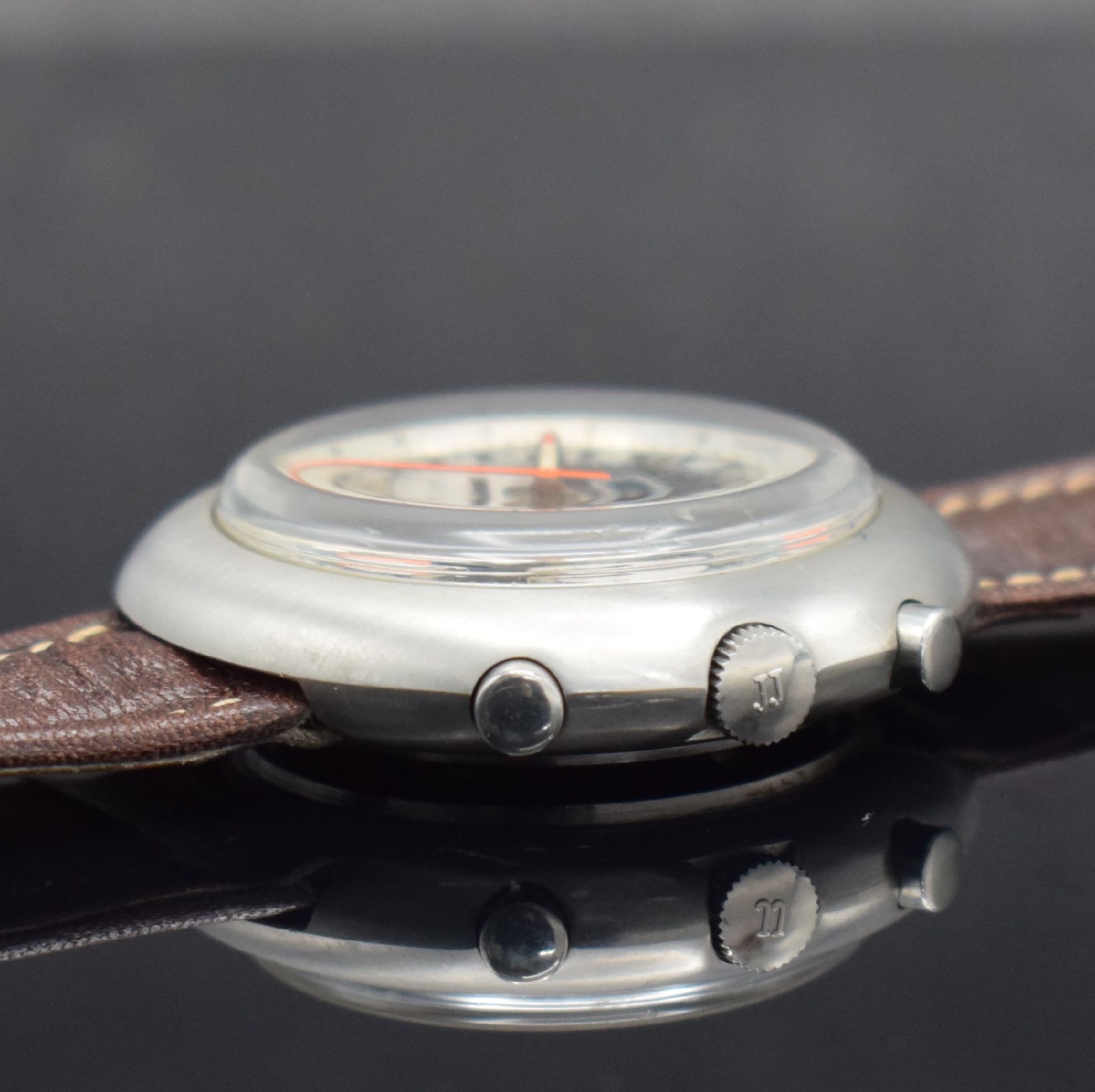 Detail d: JULES JÜRGENSEN seltener Valjoux 88 Armbandchronograph mit Vollkalender & Mondphase in Stahl, Schweiz um 1970, Handaufzug, ausgef. großes Geh. m. ...
