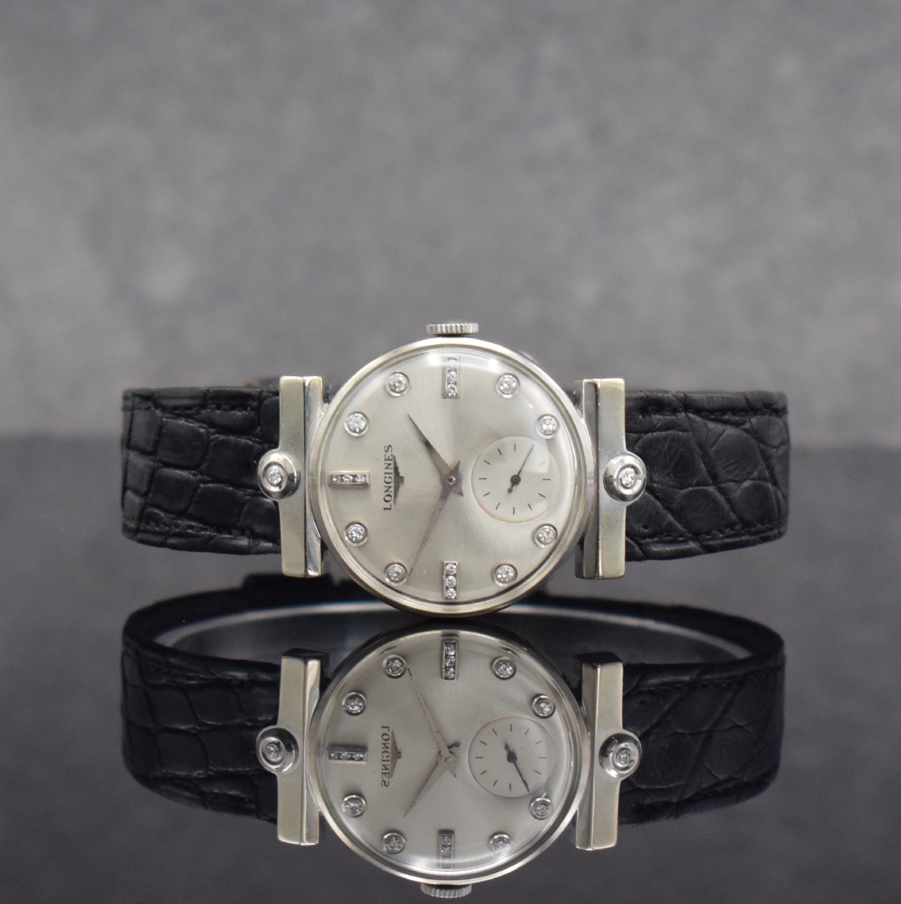 LONGINES Diamantbesetzte Armbanduhr in WG 585/000, Schweiz/USA um 1955, Handaufzug, 2-tlg. Geh. m. ausgefallenen Bandanstößen, Boden aufgedr., ...