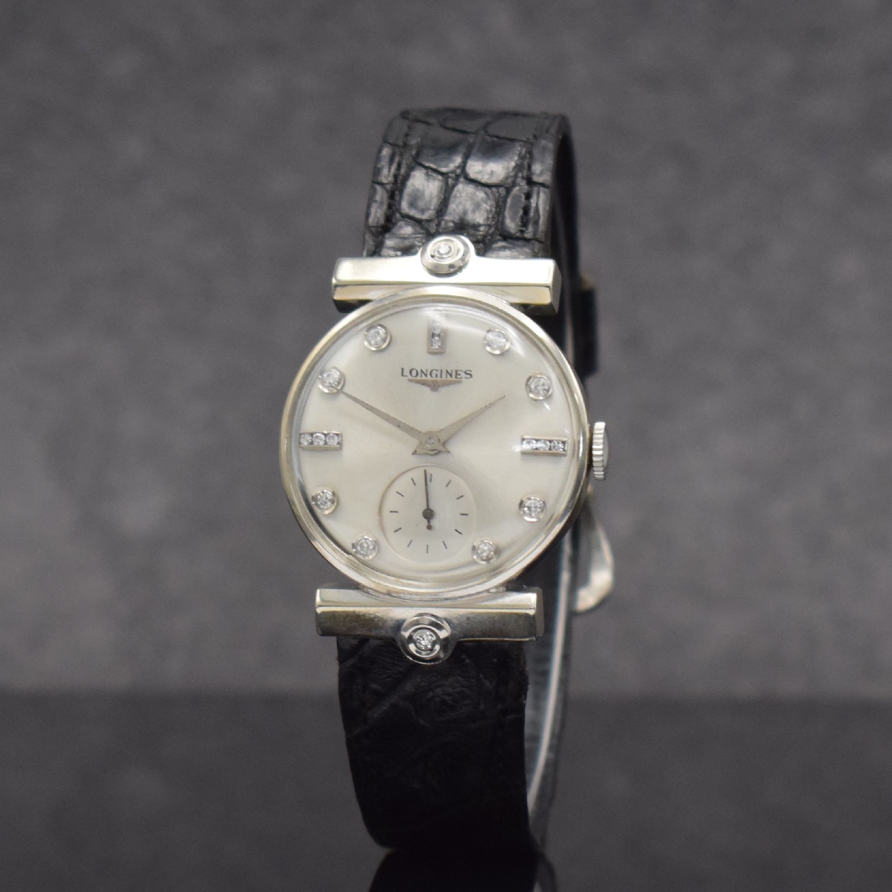 Detail b: LONGINES Diamantbesetzte Armbanduhr in WG 585/000, Schweiz/USA um 1955, Handaufzug, 2-tlg. Geh. m. ausgefallenen Bandanstößen, Boden aufgedr., ...