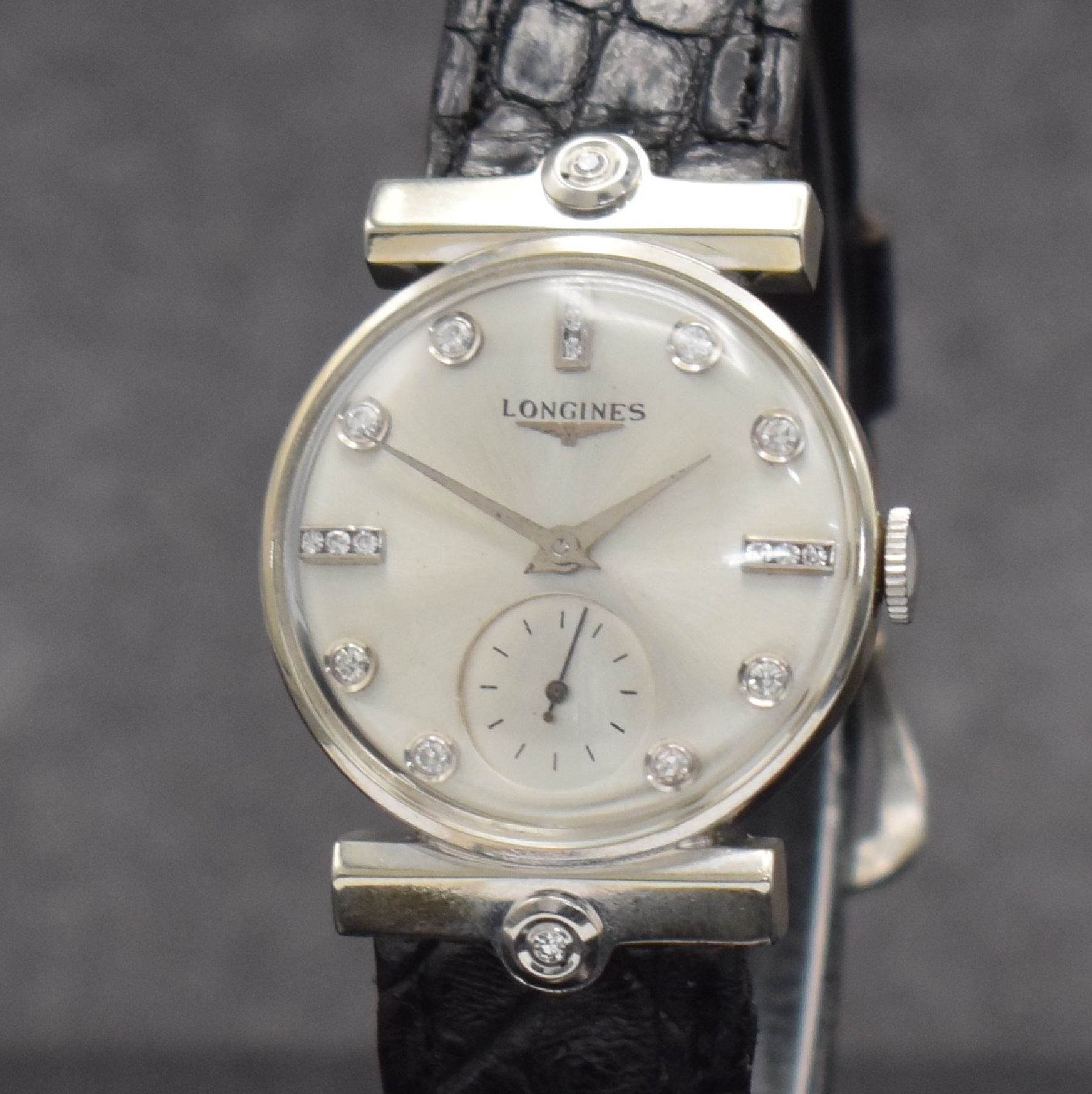 Detail c: LONGINES Diamantbesetzte Armbanduhr in WG 585/000, Schweiz/USA um 1955, Handaufzug, 2-tlg. Geh. m. ausgefallenen Bandanstößen, Boden aufgedr., ...