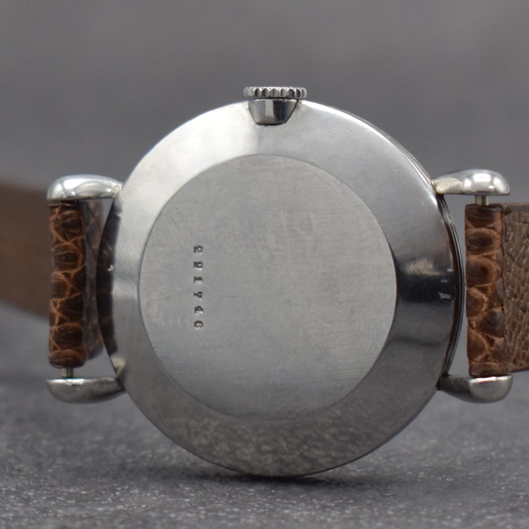 Detail d: Jaeger-LeCoultre Herrenuhr mit Vollkalender in Stahl, Schweiz um 1945, Handaufzug, gedr. Geh. m. Tropfen-förm. Anstößen, silb./rose- farb. ...