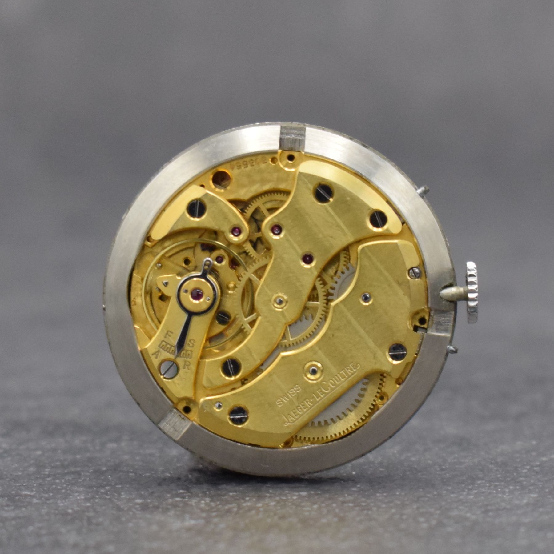 Detail f: Jaeger-LeCoultre Herrenuhr mit Vollkalender in Stahl, Schweiz um 1945, Handaufzug, gedr. Geh. m. Tropfen-förm. Anstößen, silb./rose- farb. ...