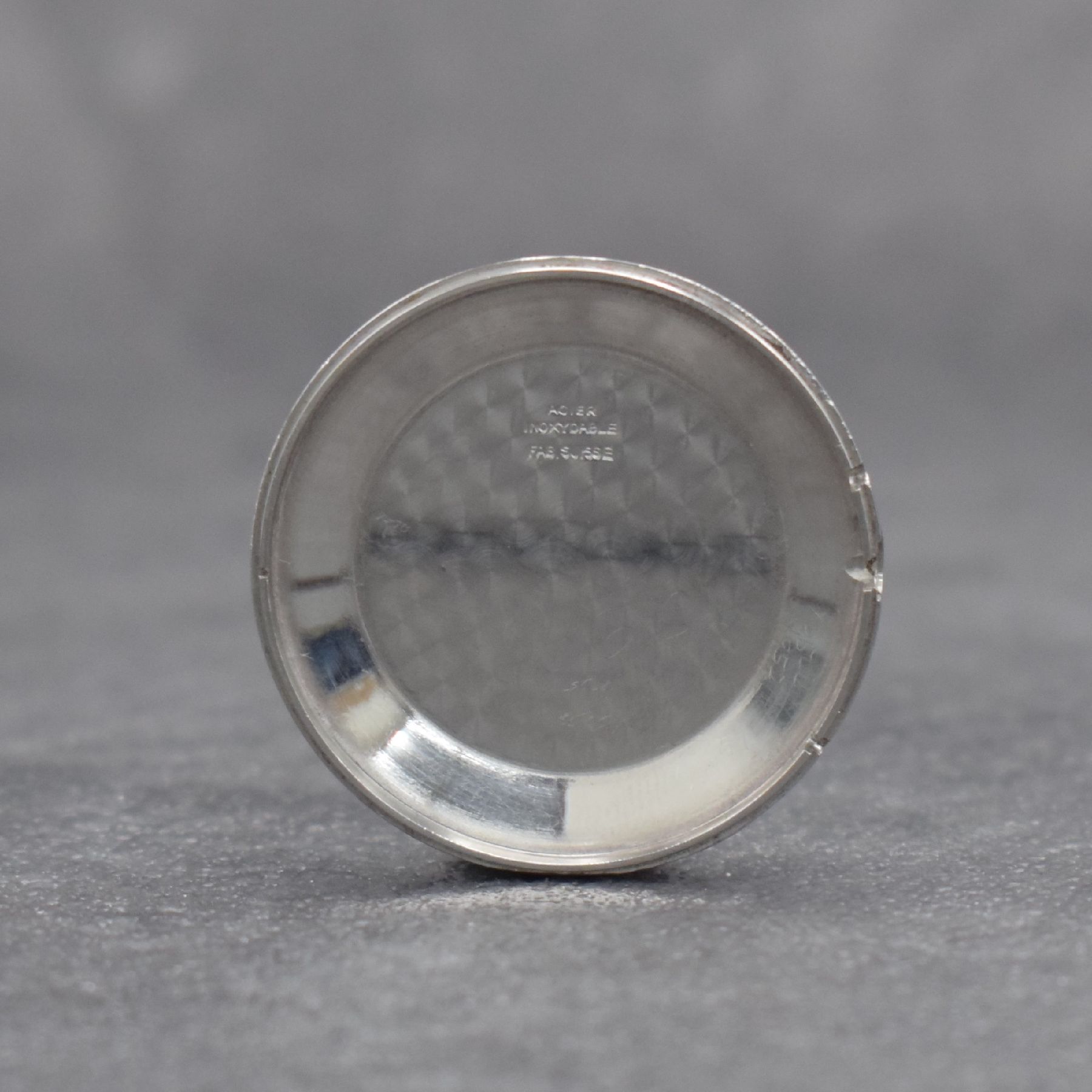 Detail g: Jaeger-LeCoultre Herrenuhr mit Vollkalender in Stahl, Schweiz um 1945, Handaufzug, gedr. Geh. m. Tropfen-förm. Anstößen, silb./rose- farb. ...