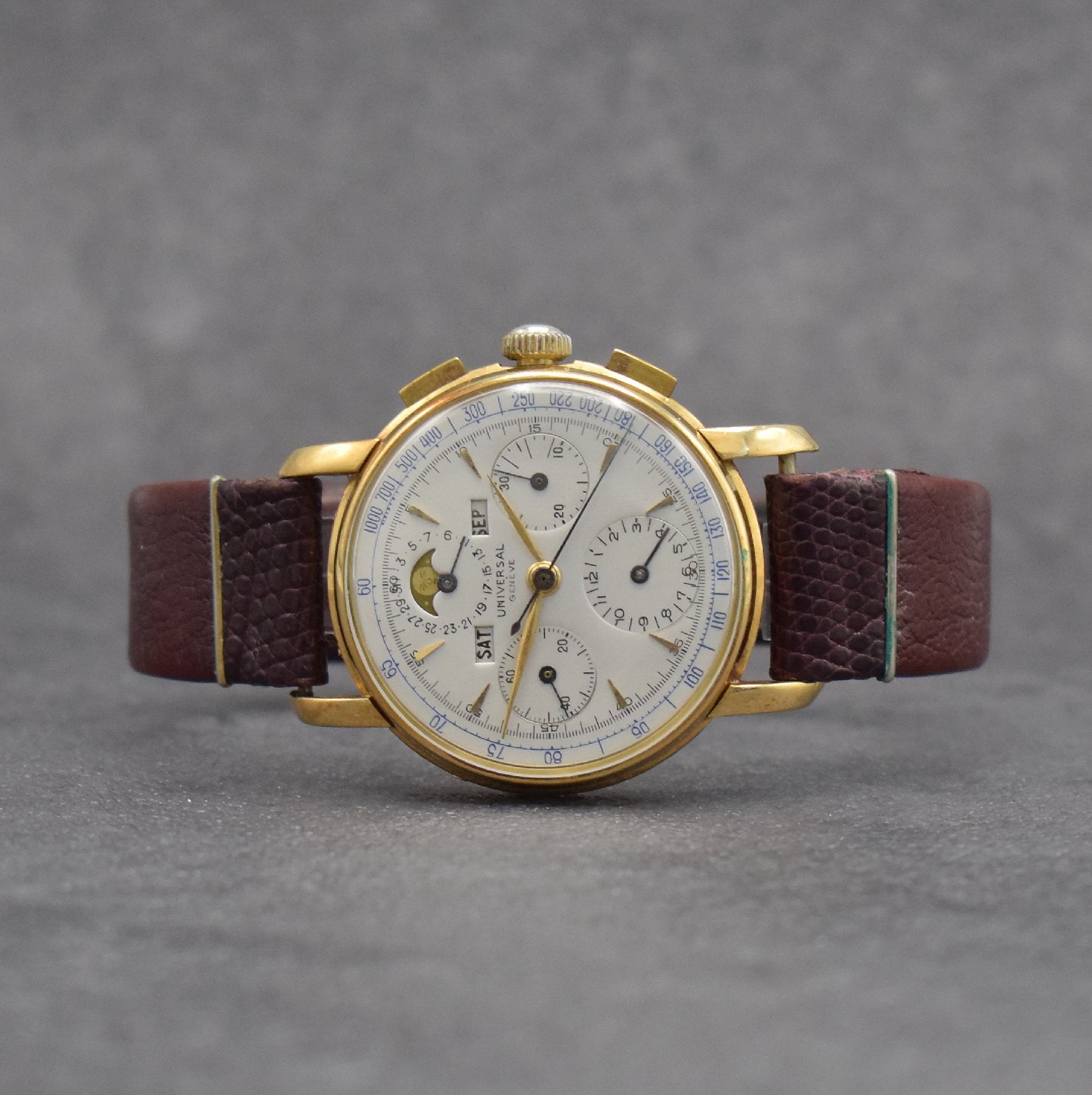 UNIVERSAL GENEVE Tri-Compax Schaltradchronograph mit Vollkalender in GG 750/000, Schweiz um 1945, Handaufzug, 3-tlg. Geh., Boden & Glasrand aufgedr., ...