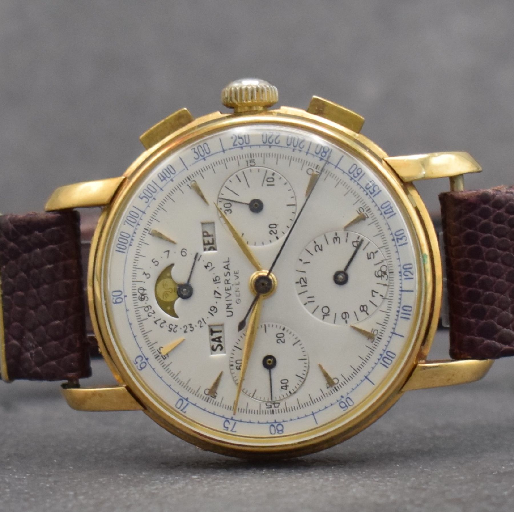 Detail a: UNIVERSAL GENEVE Tri-Compax Schaltradchronograph mit Vollkalender in GG 750/000, Schweiz um 1945, Handaufzug, 3-tlg. Geh., Boden & Glasrand aufgedr., ...