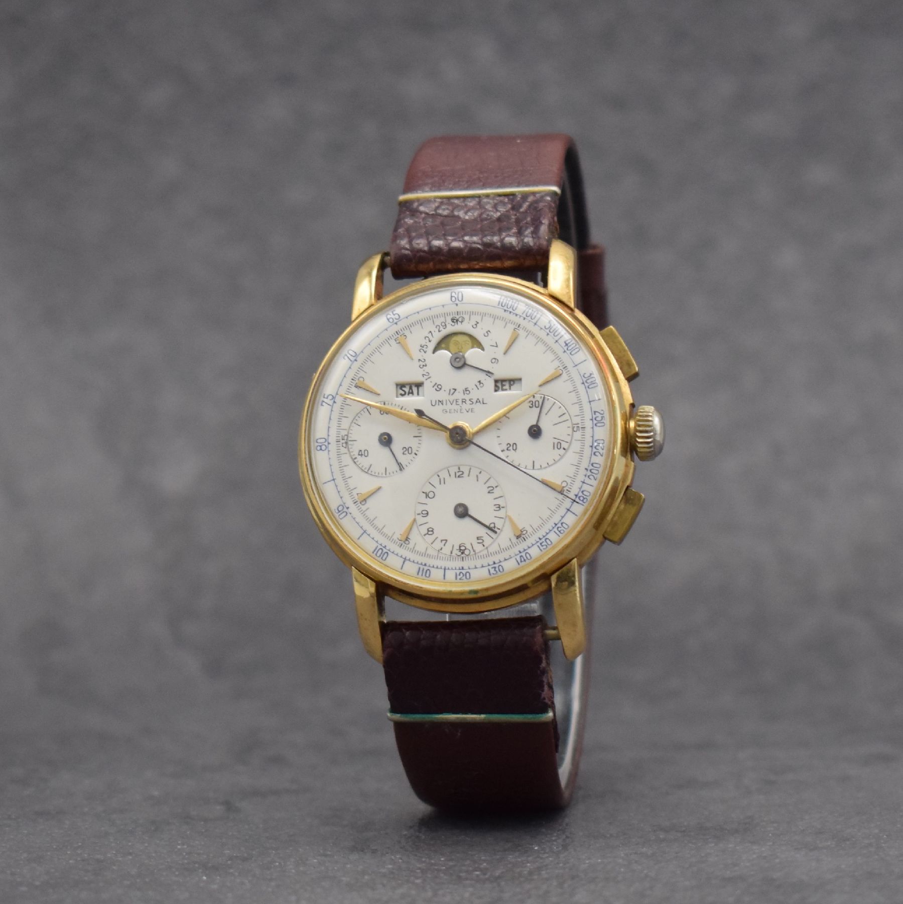 Detail b: UNIVERSAL GENEVE Tri-Compax Schaltradchronograph mit Vollkalender in GG 750/000, Schweiz um 1945, Handaufzug, 3-tlg. Geh., Boden & Glasrand aufgedr., ...