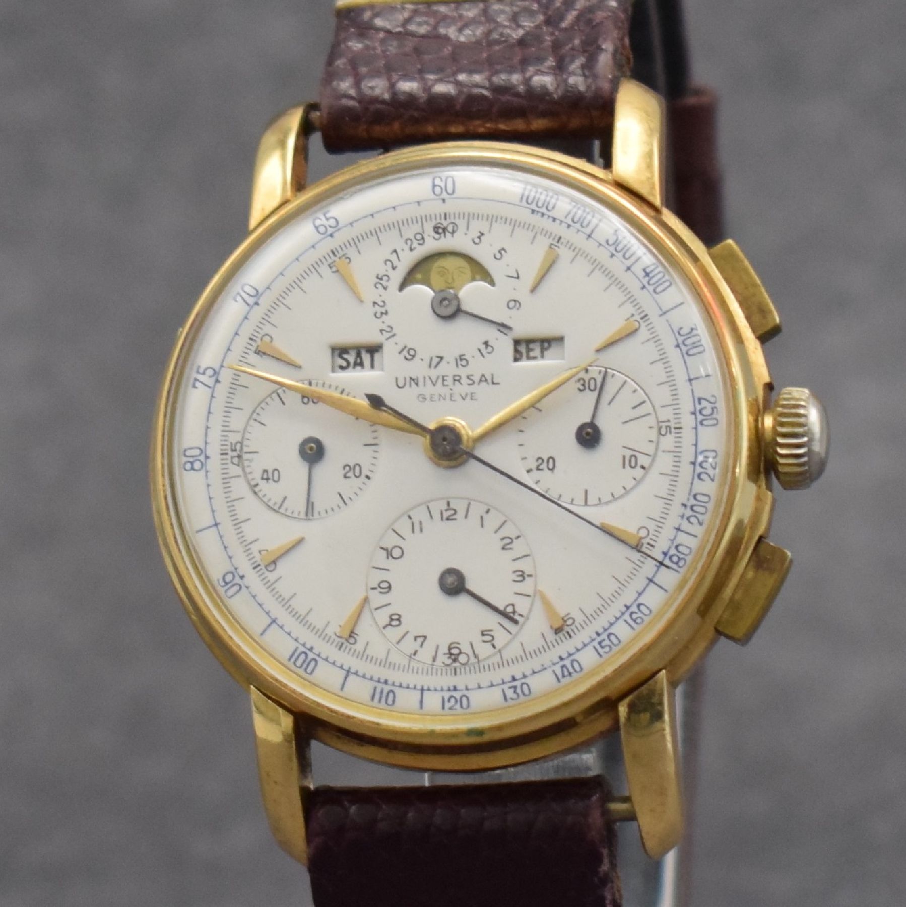 Detail c: UNIVERSAL GENEVE Tri-Compax Schaltradchronograph mit Vollkalender in GG 750/000, Schweiz um 1945, Handaufzug, 3-tlg. Geh., Boden & Glasrand aufgedr., ...