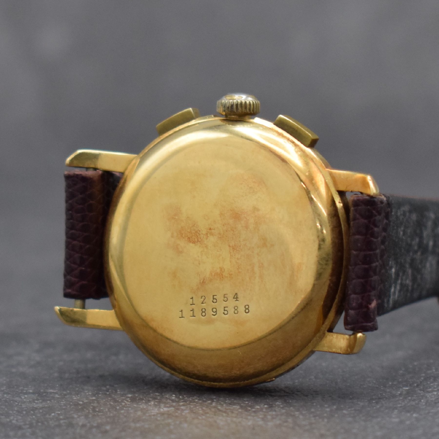 Detail d: UNIVERSAL GENEVE Tri-Compax Schaltradchronograph mit Vollkalender in GG 750/000, Schweiz um 1945, Handaufzug, 3-tlg. Geh., Boden & Glasrand aufgedr., ...