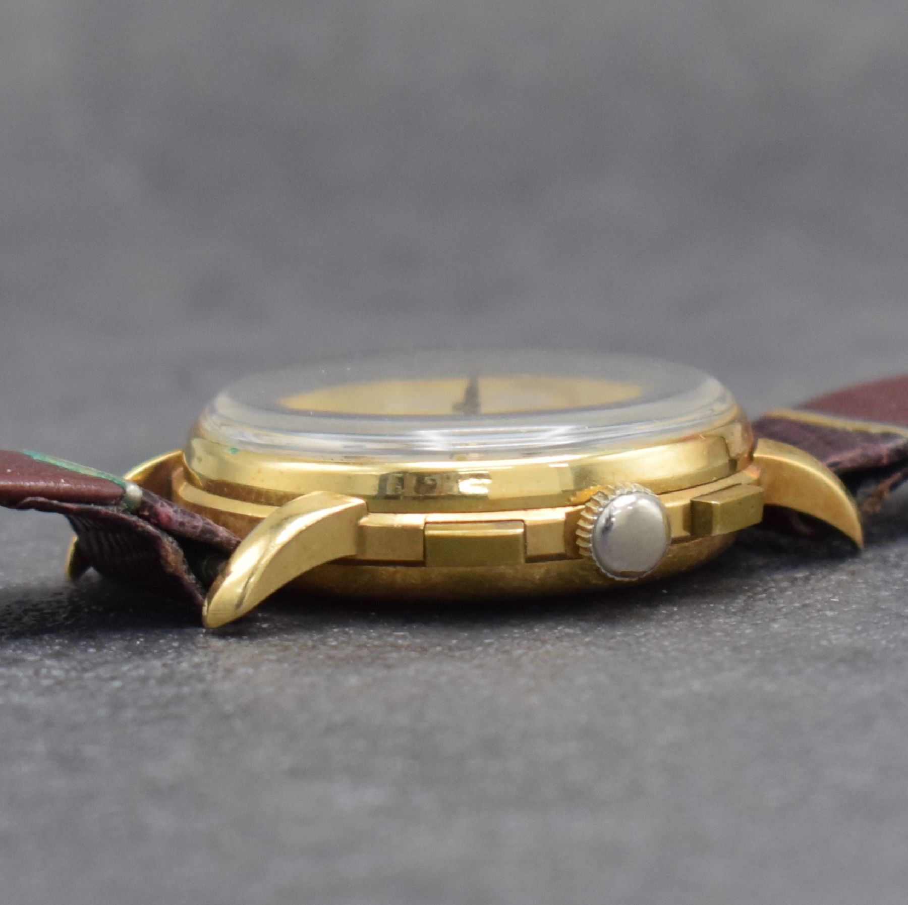Detail e: UNIVERSAL GENEVE Tri-Compax Schaltradchronograph mit Vollkalender in GG 750/000, Schweiz um 1945, Handaufzug, 3-tlg. Geh., Boden & Glasrand aufgedr., ...