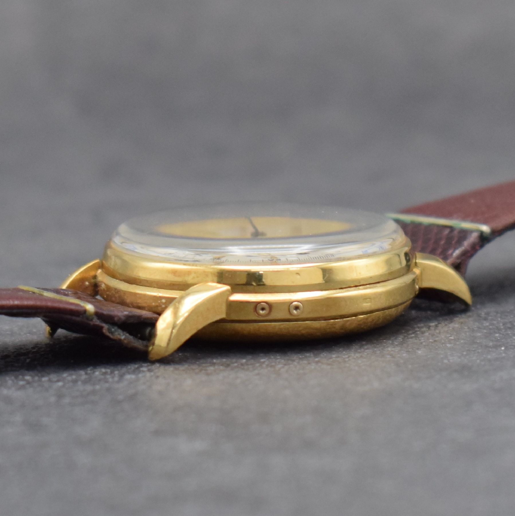 Detail f: UNIVERSAL GENEVE Tri-Compax Schaltradchronograph mit Vollkalender in GG 750/000, Schweiz um 1945, Handaufzug, 3-tlg. Geh., Boden & Glasrand aufgedr., ...