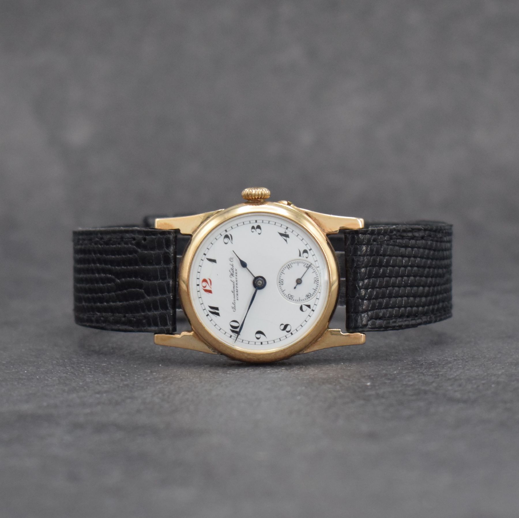 IWC seltene frühe Armbanduhr in RoseG 585/000, Schweiz um 1915, Handaufzug, glattes Scharniergeh., Bandanst. später, Zeigerstellung über Drücker ...
