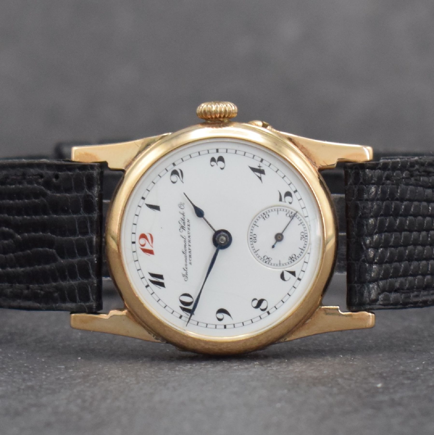 Detail a: IWC seltene frühe Armbanduhr in RoseG 585/000, Schweiz um 1915, Handaufzug, glattes Scharniergeh., Bandanst. später, Zeigerstellung über Drücker ...