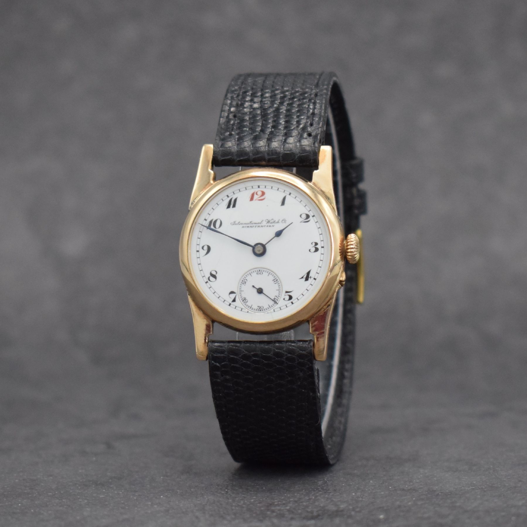 Detail b: IWC seltene frühe Armbanduhr in RoseG 585/000, Schweiz um 1915, Handaufzug, glattes Scharniergeh., Bandanst. später, Zeigerstellung über Drücker ...