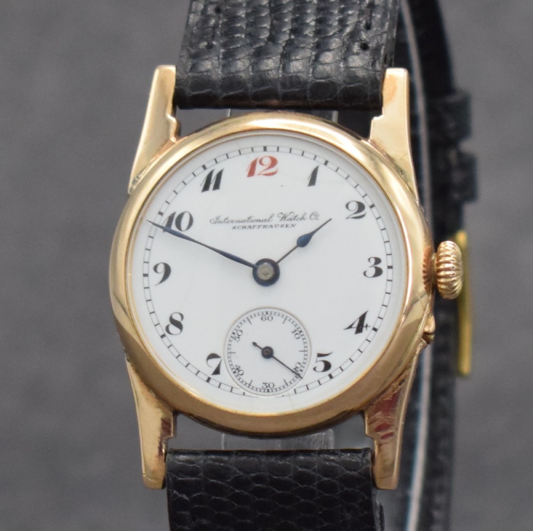 Detail c: IWC seltene frühe Armbanduhr in RoseG 585/000, Schweiz um 1915, Handaufzug, glattes Scharniergeh., Bandanst. später, Zeigerstellung über Drücker ...