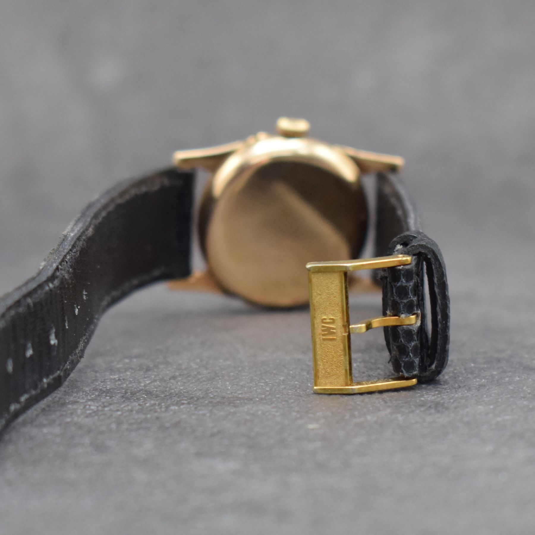Detail d: IWC seltene frühe Armbanduhr in RoseG 585/000, Schweiz um 1915, Handaufzug, glattes Scharniergeh., Bandanst. später, Zeigerstellung über Drücker ...