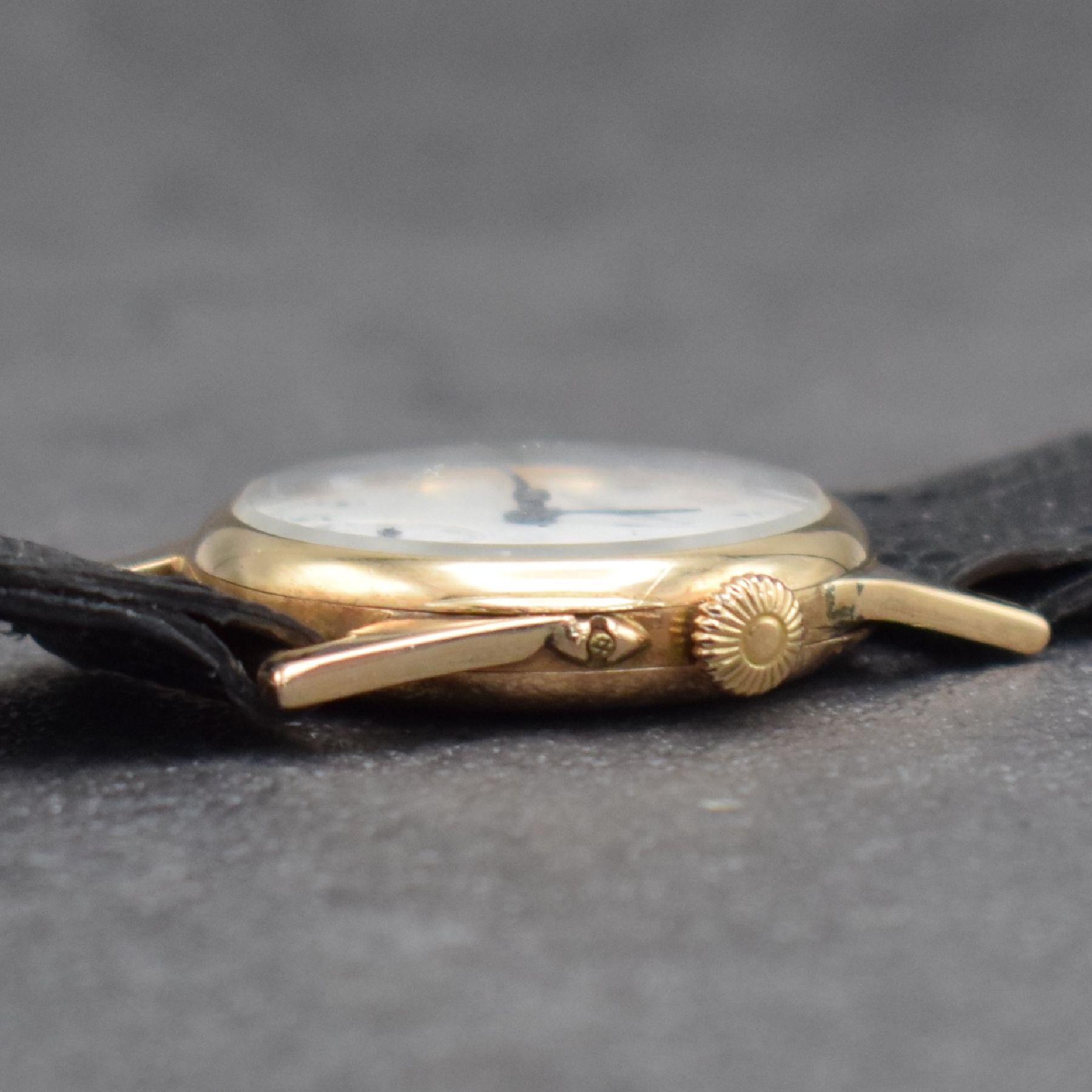 Detail e: IWC seltene frühe Armbanduhr in RoseG 585/000, Schweiz um 1915, Handaufzug, glattes Scharniergeh., Bandanst. später, Zeigerstellung über Drücker ...