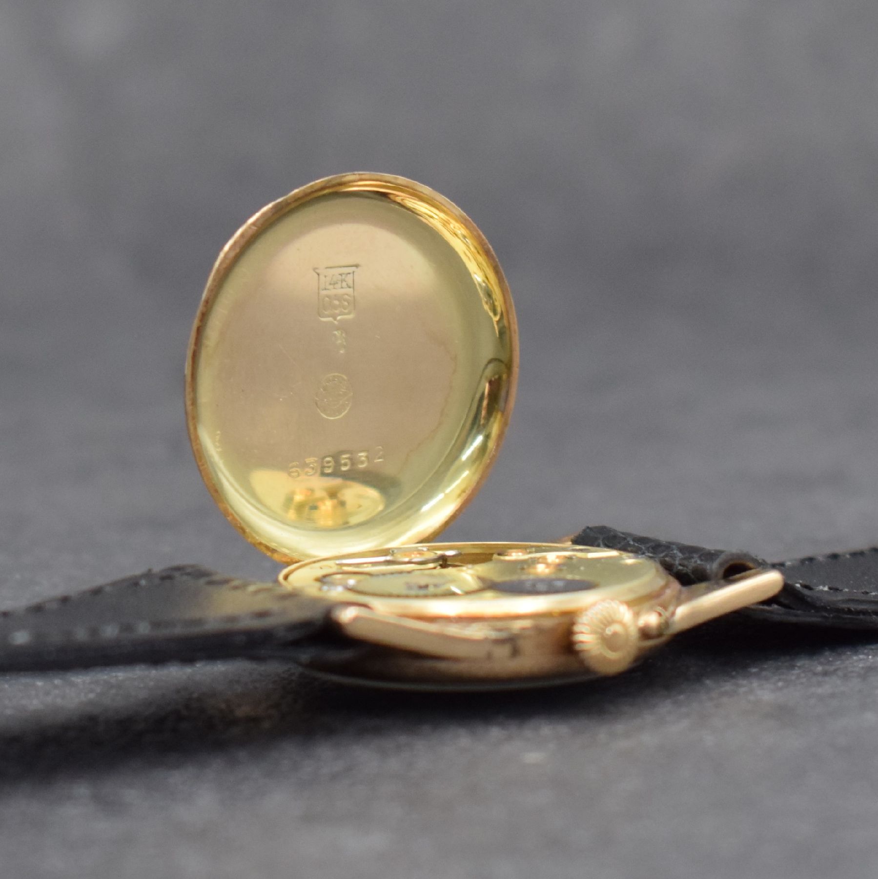 Detail g: IWC seltene frühe Armbanduhr in RoseG 585/000, Schweiz um 1915, Handaufzug, glattes Scharniergeh., Bandanst. später, Zeigerstellung über Drücker ...