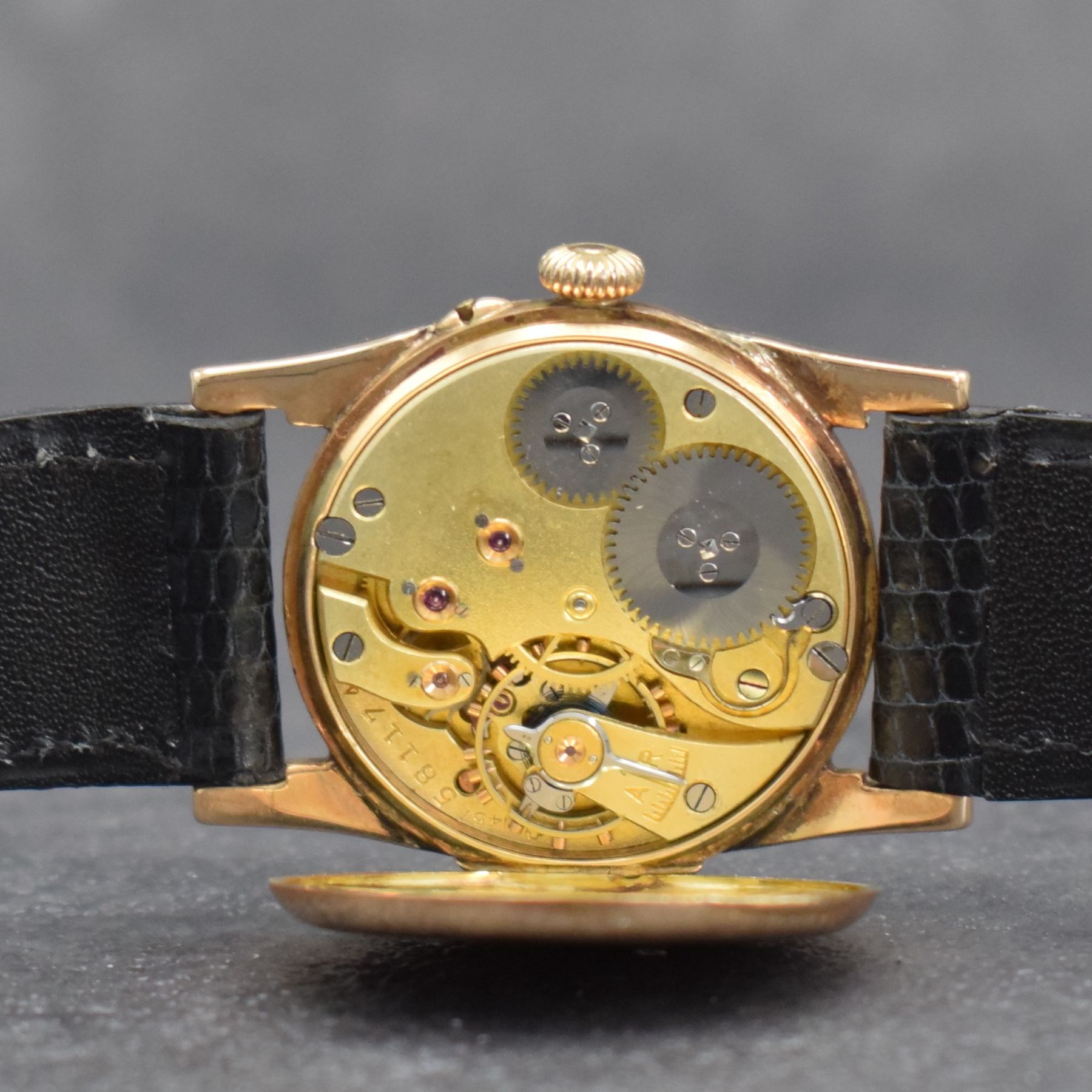 Detail h: IWC seltene frühe Armbanduhr in RoseG 585/000, Schweiz um 1915, Handaufzug, glattes Scharniergeh., Bandanst. später, Zeigerstellung über Drücker ...