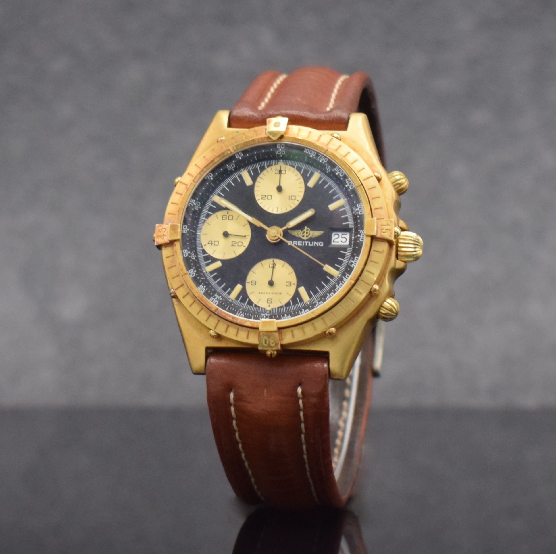 Detail b: BREITLING Chronomat Herrenchronograph in GG 750/000 Referenz 81950, Schweiz um 1990, Automatik, schweres satin. Geh., Boden & Krone verschr., ...