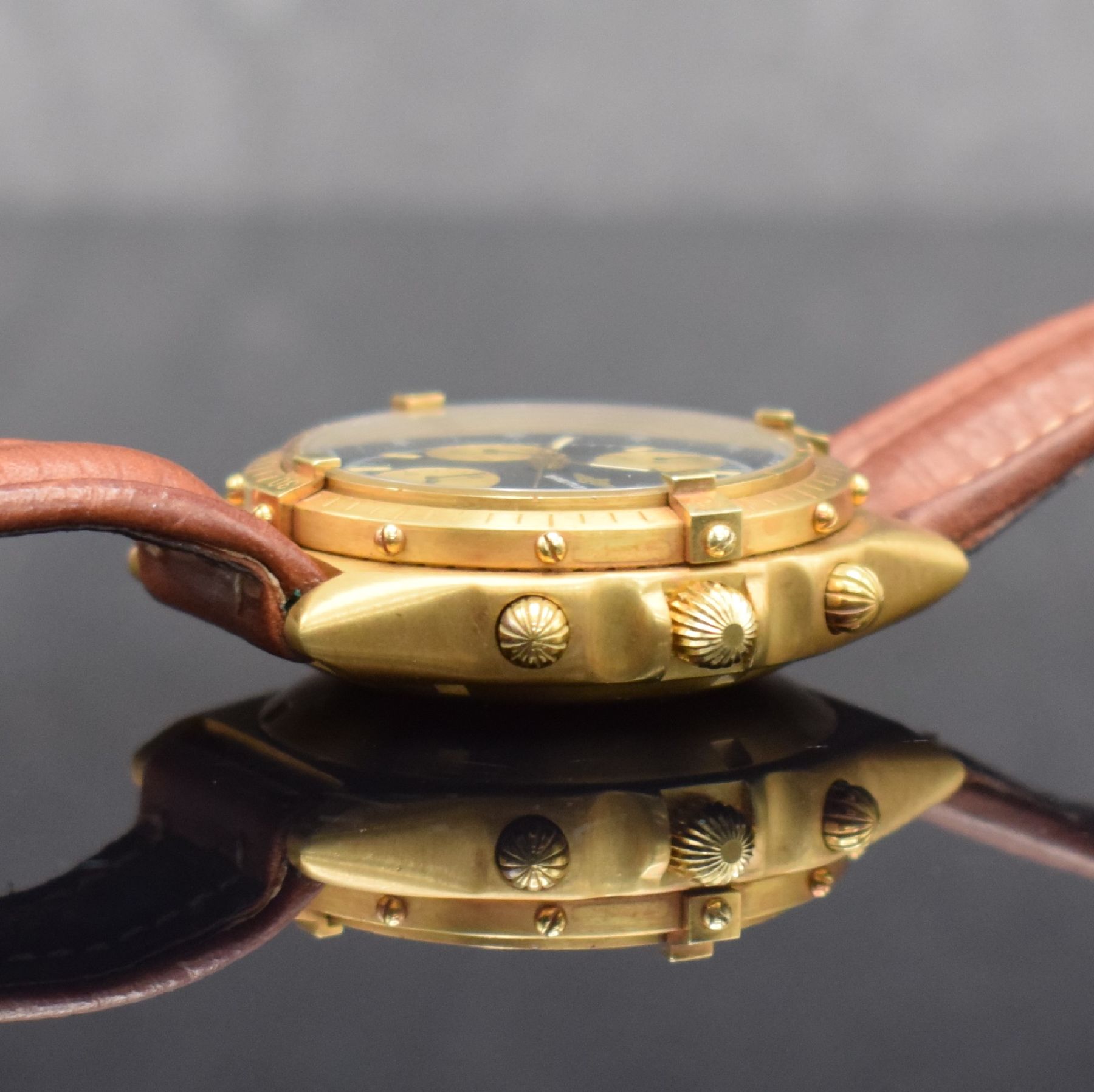Detail d: BREITLING Chronomat Herrenchronograph in GG 750/000 Referenz 81950, Schweiz um 1990, Automatik, schweres satin. Geh., Boden & Krone verschr., ...
