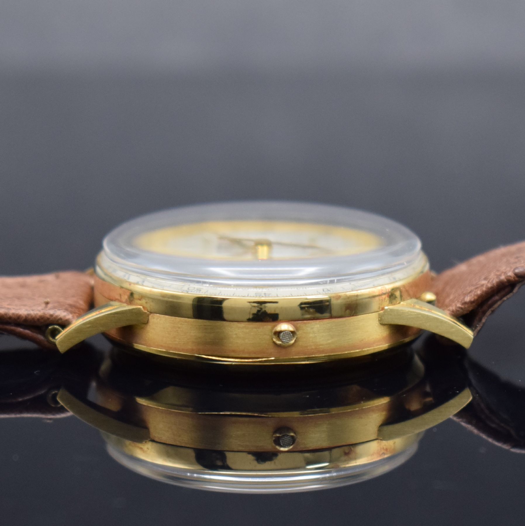 Detail f: ANGELUS Chronodato seltener Schaltradchronograph mit Vollkalender in GG 750/000, Schweiz um 1945, Handaufzug, 3-tlg. Geh., Boden & Glasrand aufgedr., ...