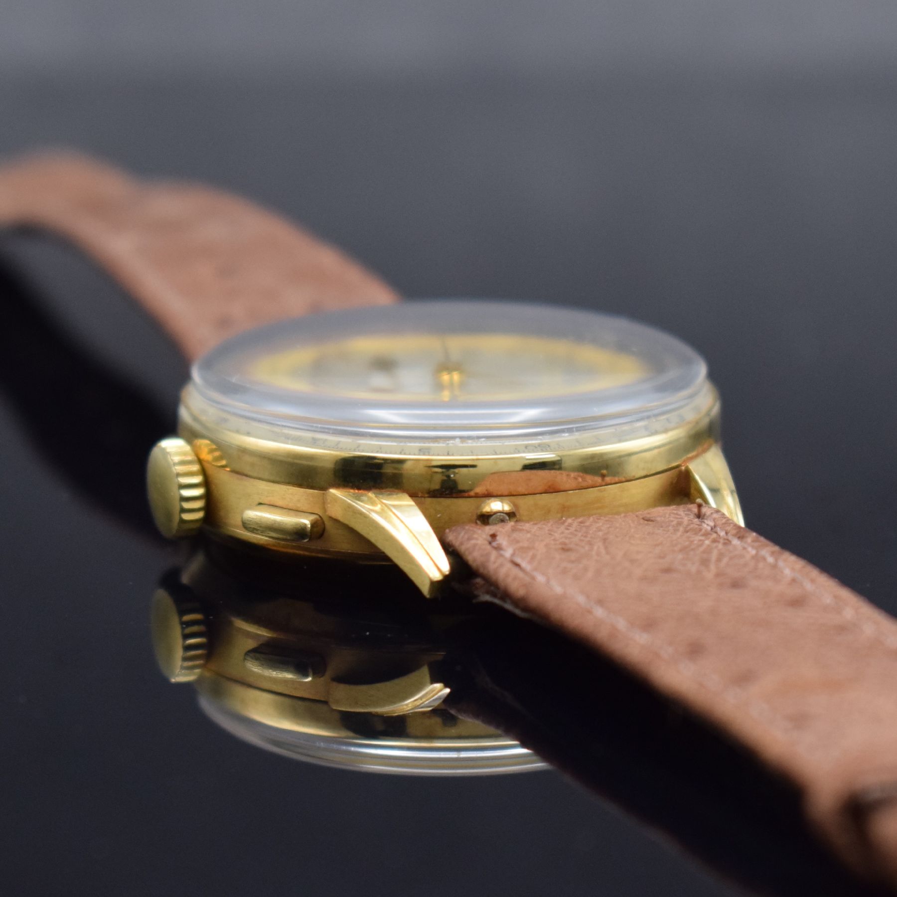 Detail g: ANGELUS Chronodato seltener Schaltradchronograph mit Vollkalender in GG 750/000, Schweiz um 1945, Handaufzug, 3-tlg. Geh., Boden & Glasrand aufgedr., ...