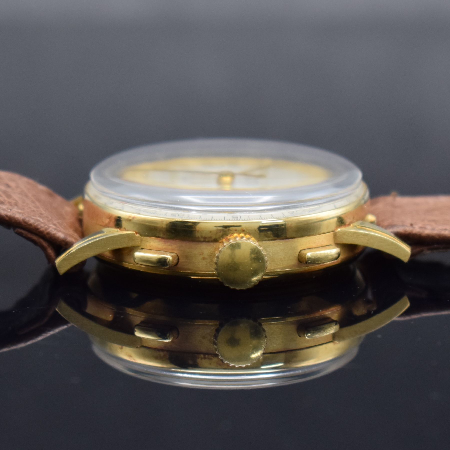 Detail h: ANGELUS Chronodato seltener Schaltradchronograph mit Vollkalender in GG 750/000, Schweiz um 1945, Handaufzug, 3-tlg. Geh., Boden & Glasrand aufgedr., ...