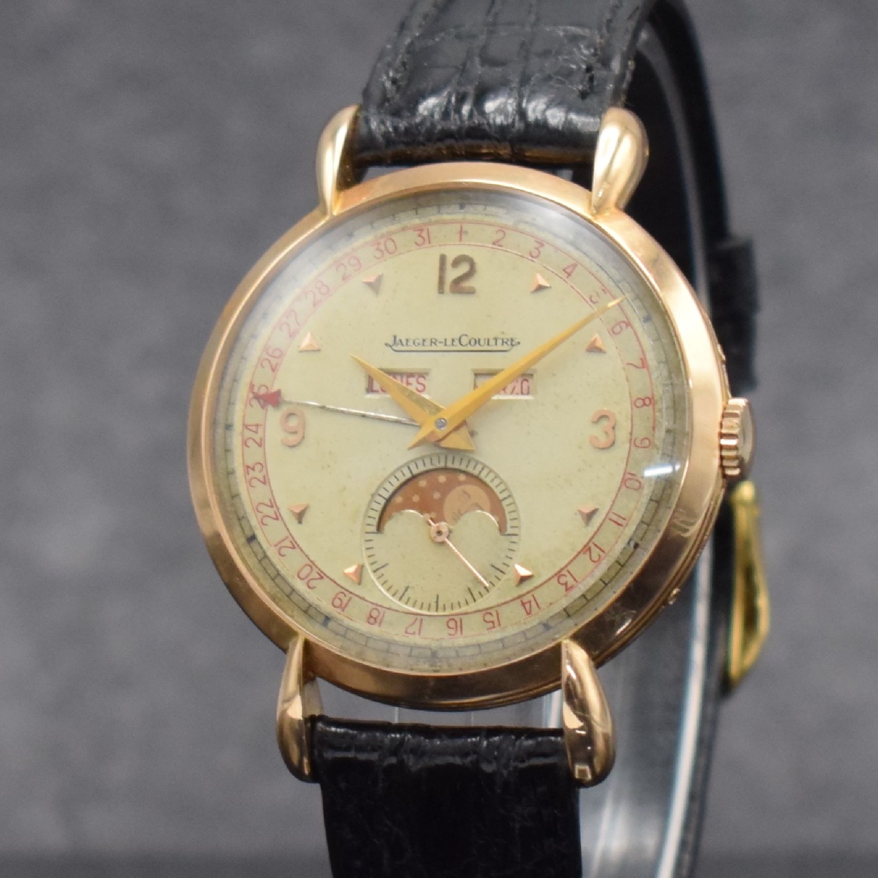 Detail a: Jaeger-LeCoultre Herrenarmbanduhr mit Vollkalender in RG 750/000, Schweiz um 1945, Handaufzug, 2-tlg. Geh., Boden aufgedr., tropfenförmige ...