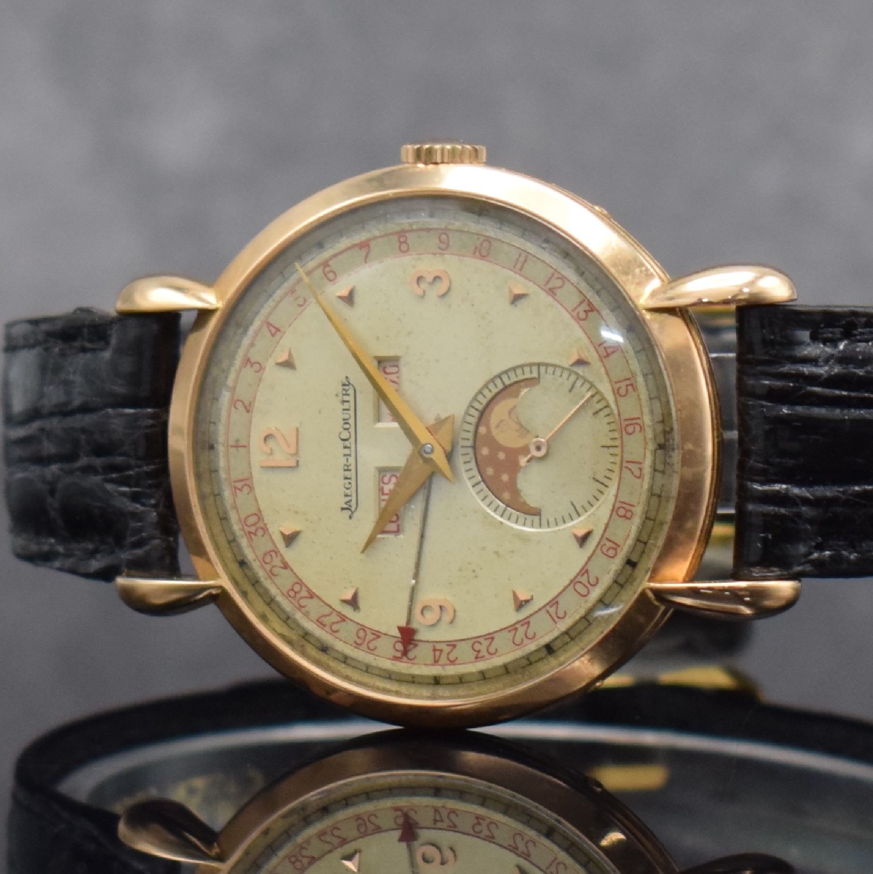 Detail b: Jaeger-LeCoultre Herrenarmbanduhr mit Vollkalender in RG 750/000, Schweiz um 1945, Handaufzug, 2-tlg. Geh., Boden aufgedr., tropfenförmige ...