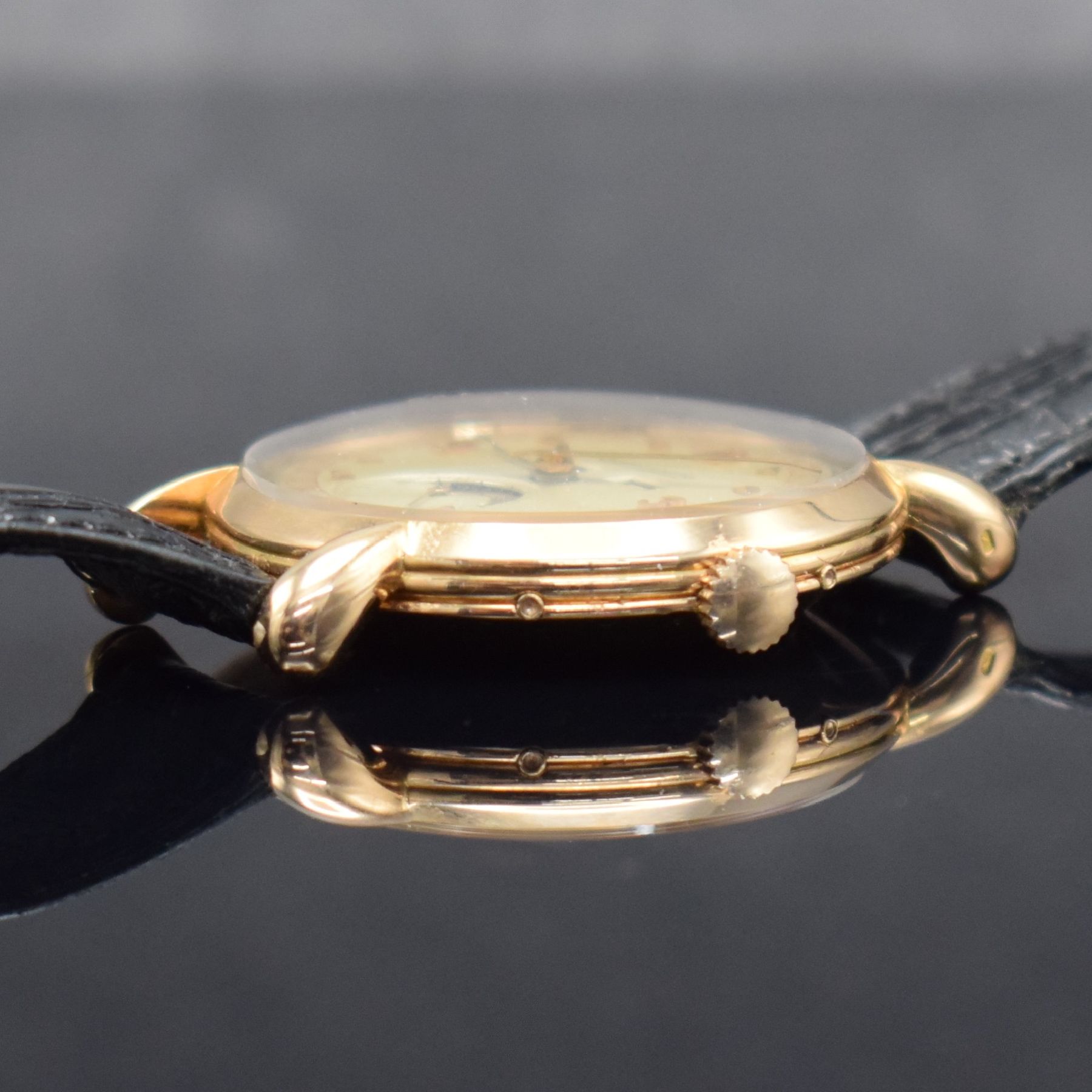 Detail c: Jaeger-LeCoultre Herrenarmbanduhr mit Vollkalender in RG 750/000, Schweiz um 1945, Handaufzug, 2-tlg. Geh., Boden aufgedr., tropfenförmige ...