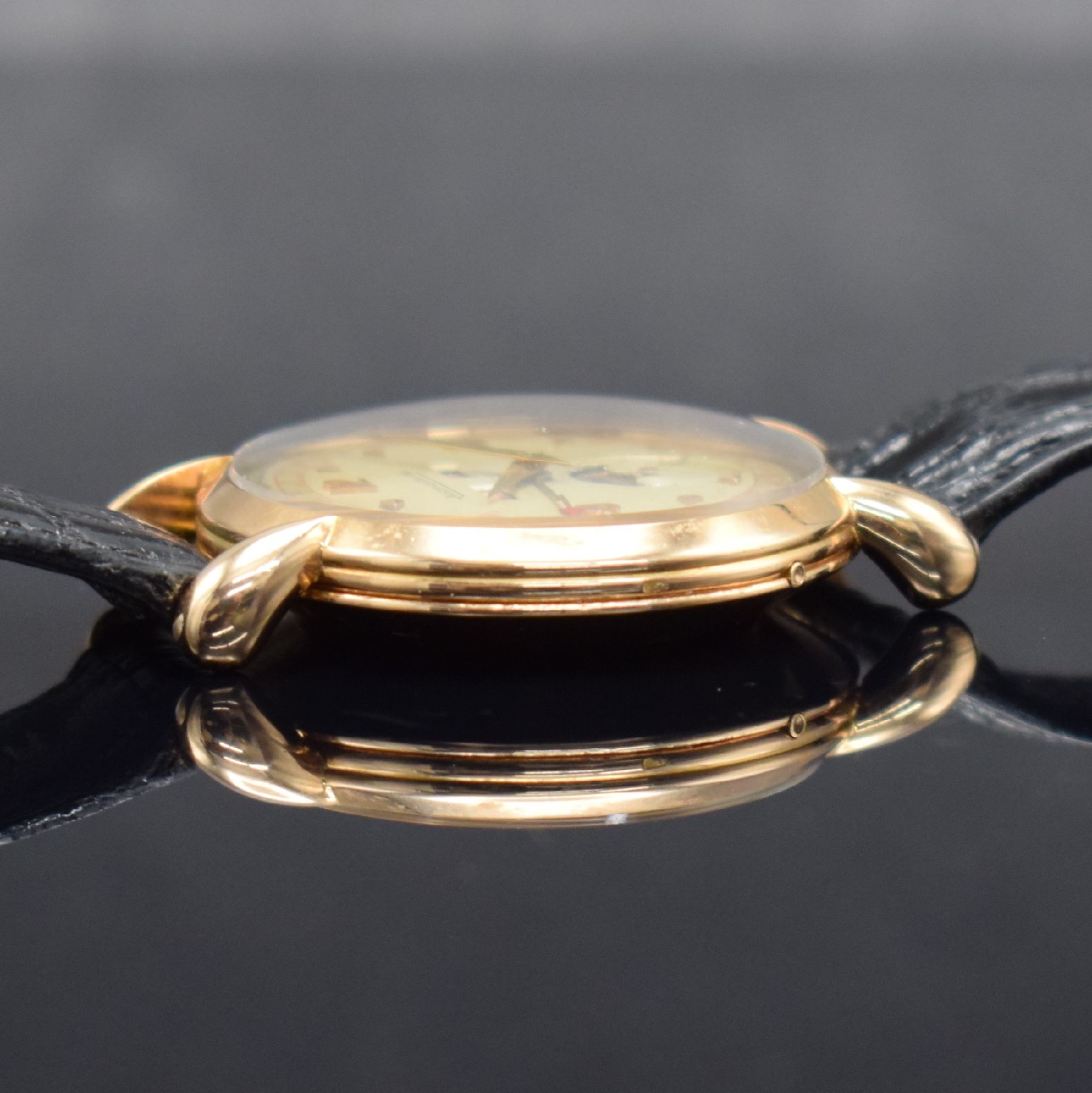 Detail d: Jaeger-LeCoultre Herrenarmbanduhr mit Vollkalender in RG 750/000, Schweiz um 1945, Handaufzug, 2-tlg. Geh., Boden aufgedr., tropfenförmige ...