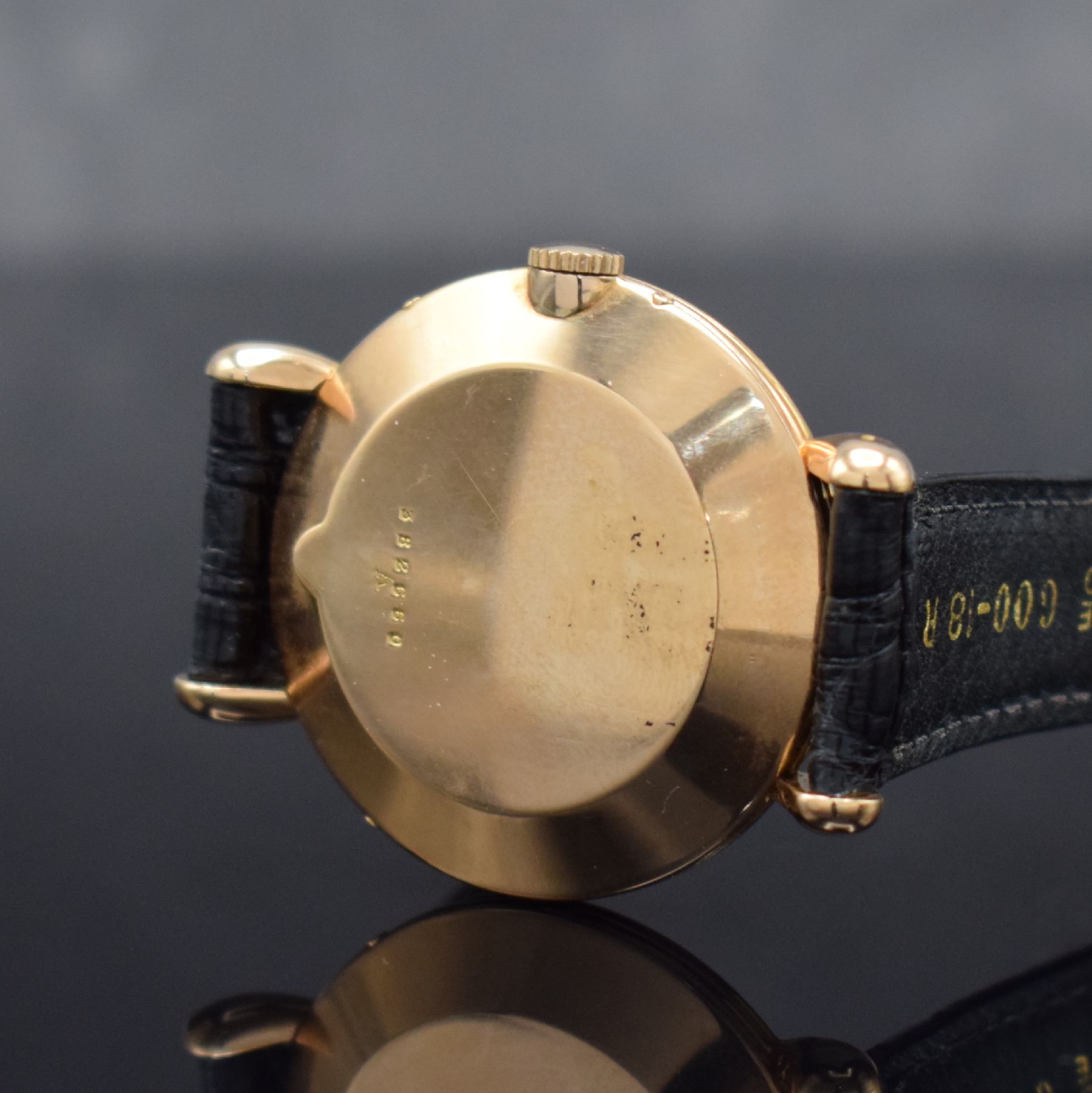 Detail e: Jaeger-LeCoultre Herrenarmbanduhr mit Vollkalender in RG 750/000, Schweiz um 1945, Handaufzug, 2-tlg. Geh., Boden aufgedr., tropfenförmige ...