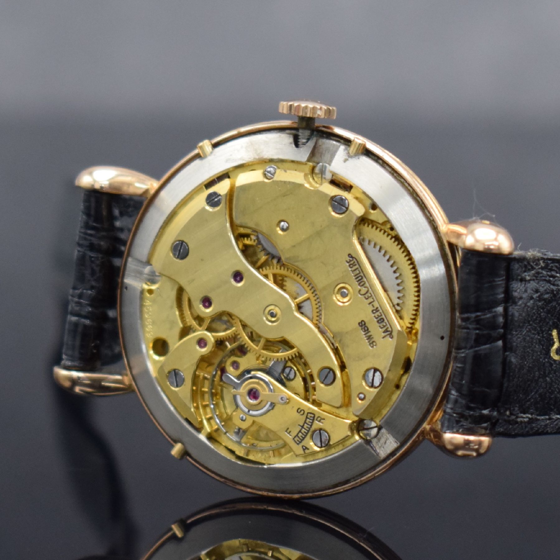 Detail f: Jaeger-LeCoultre Herrenarmbanduhr mit Vollkalender in RG 750/000, Schweiz um 1945, Handaufzug, 2-tlg. Geh., Boden aufgedr., tropfenförmige ...