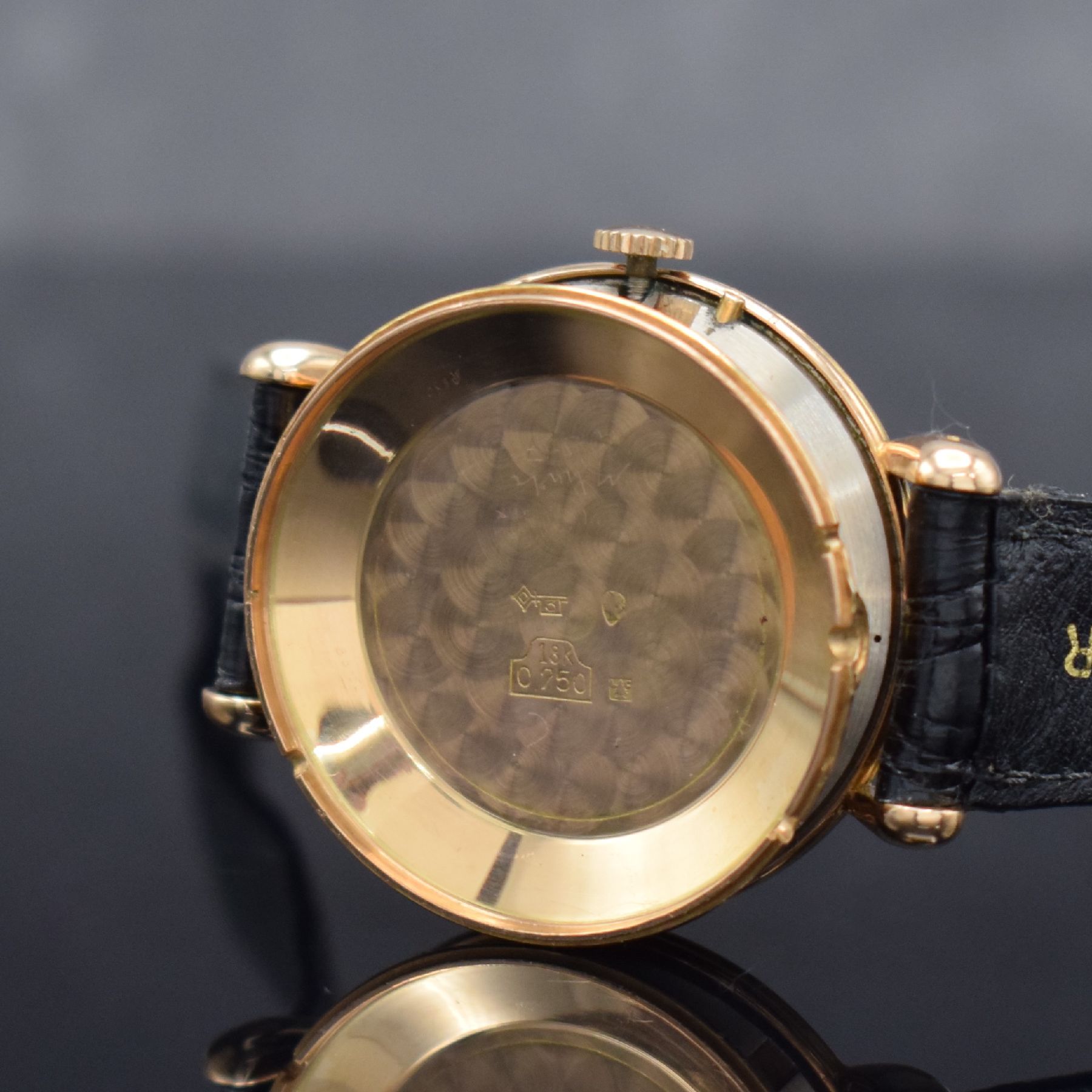 Detail g: Jaeger-LeCoultre Herrenarmbanduhr mit Vollkalender in RG 750/000, Schweiz um 1945, Handaufzug, 2-tlg. Geh., Boden aufgedr., tropfenförmige ...