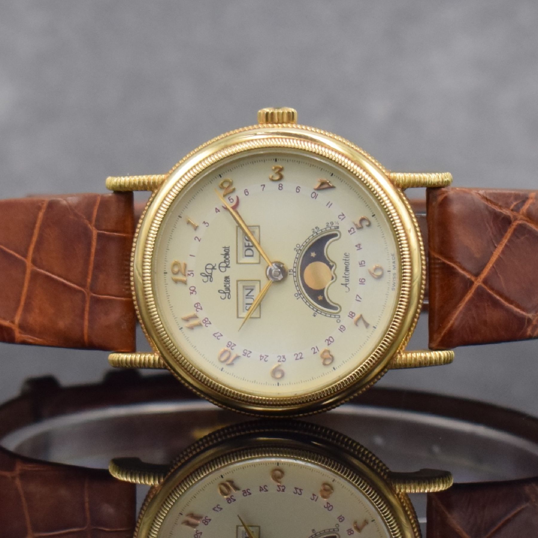 Detail a: LUCIEN ROCHAT Vollkalender-Herrenarmbanduhr in GG 750/000, Schweiz um 1990, Automatik, 3-tlg. gedr. Geh., Lünette, Anstöße & Rand geriffelt, ...