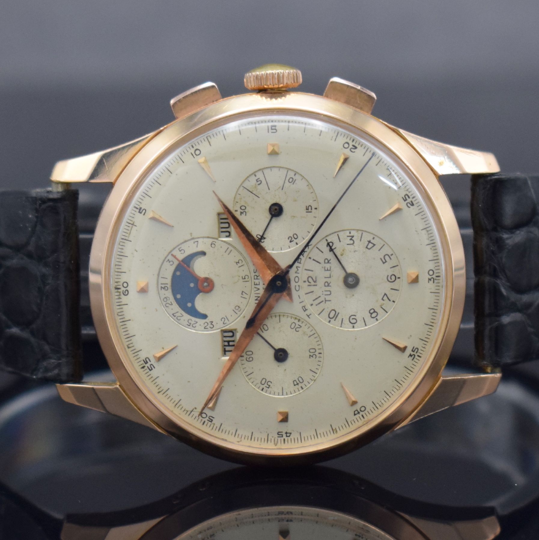 Detail a: UNIVERSAL GENEVE / TÜRLER Tri-Compax 38 mm Schaltradchronograph mit Vollkalender in RG 750/000, Schweiz um 1945, Handaufzug, 3-tlg. Geh., Boden & ...