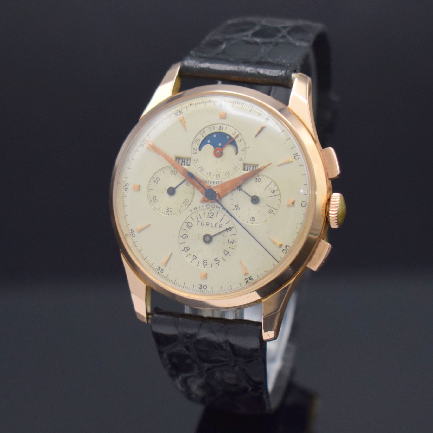 Detail b: UNIVERSAL GENEVE / TÜRLER Tri-Compax 38 mm Schaltradchronograph mit Vollkalender in RG 750/000, Schweiz um 1945, Handaufzug, 3-tlg. Geh., Boden & ...