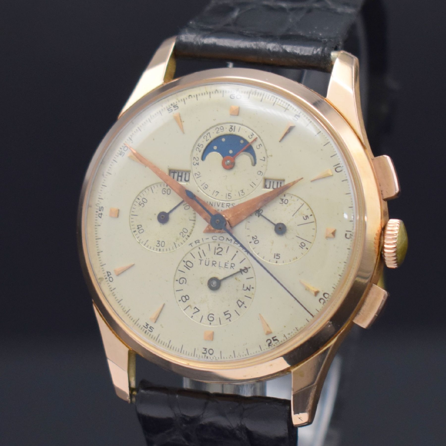 Detail c: UNIVERSAL GENEVE / TÜRLER Tri-Compax 38 mm Schaltradchronograph mit Vollkalender in RG 750/000, Schweiz um 1945, Handaufzug, 3-tlg. Geh., Boden & ...