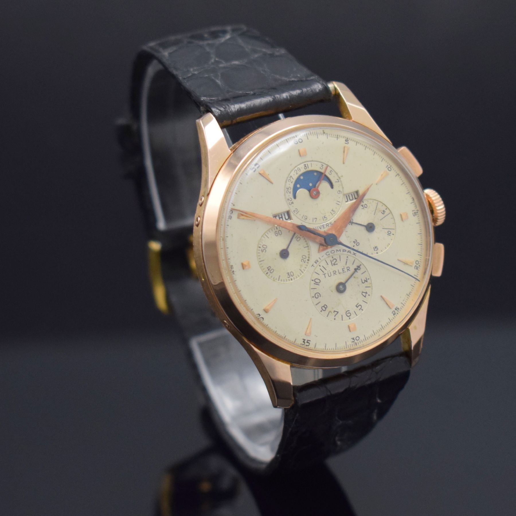 Detail d: UNIVERSAL GENEVE / TÜRLER Tri-Compax 38 mm Schaltradchronograph mit Vollkalender in RG 750/000, Schweiz um 1945, Handaufzug, 3-tlg. Geh., Boden & ...