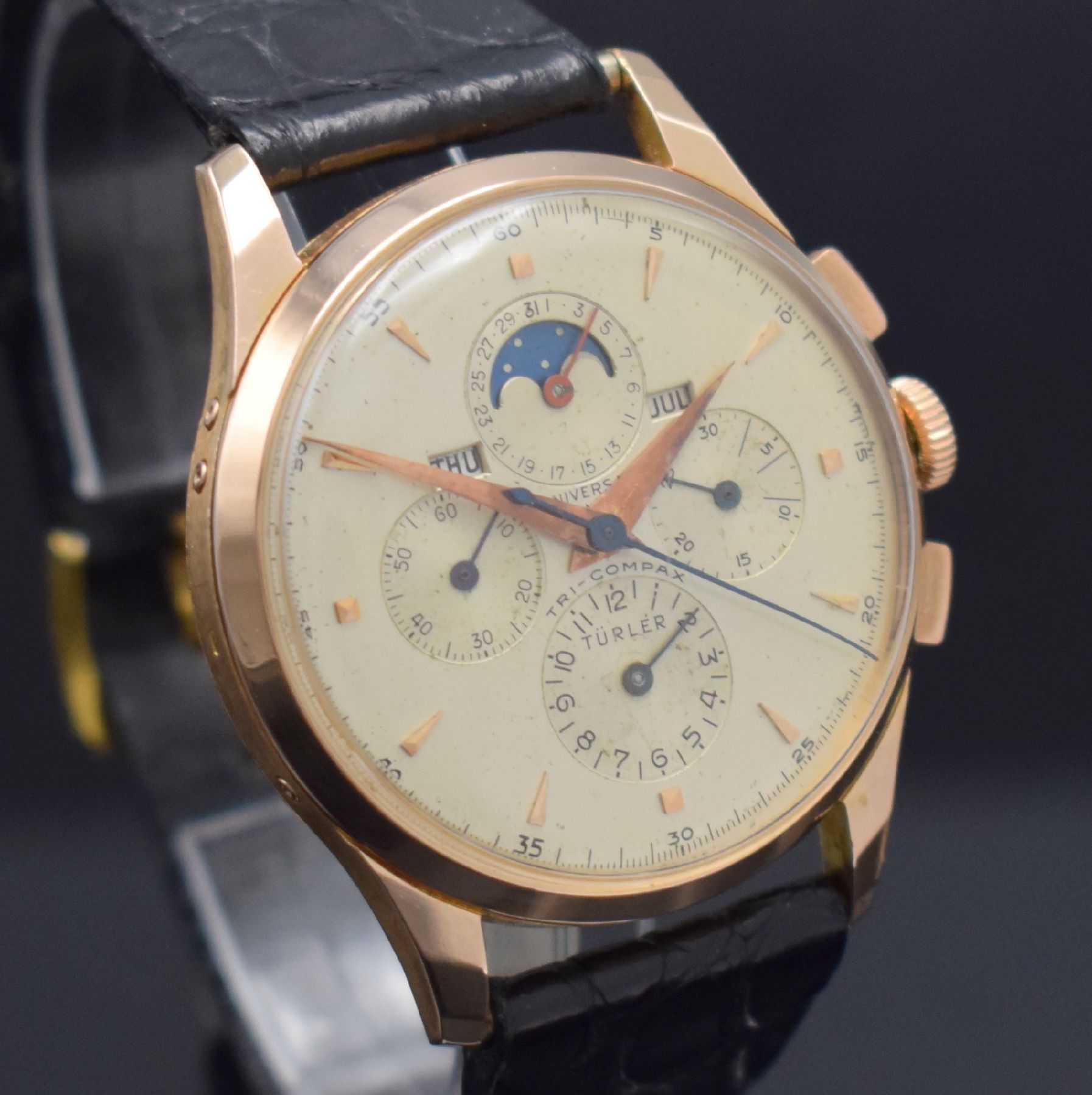 Detail e: UNIVERSAL GENEVE / TÜRLER Tri-Compax 38 mm Schaltradchronograph mit Vollkalender in RG 750/000, Schweiz um 1945, Handaufzug, 3-tlg. Geh., Boden & ...