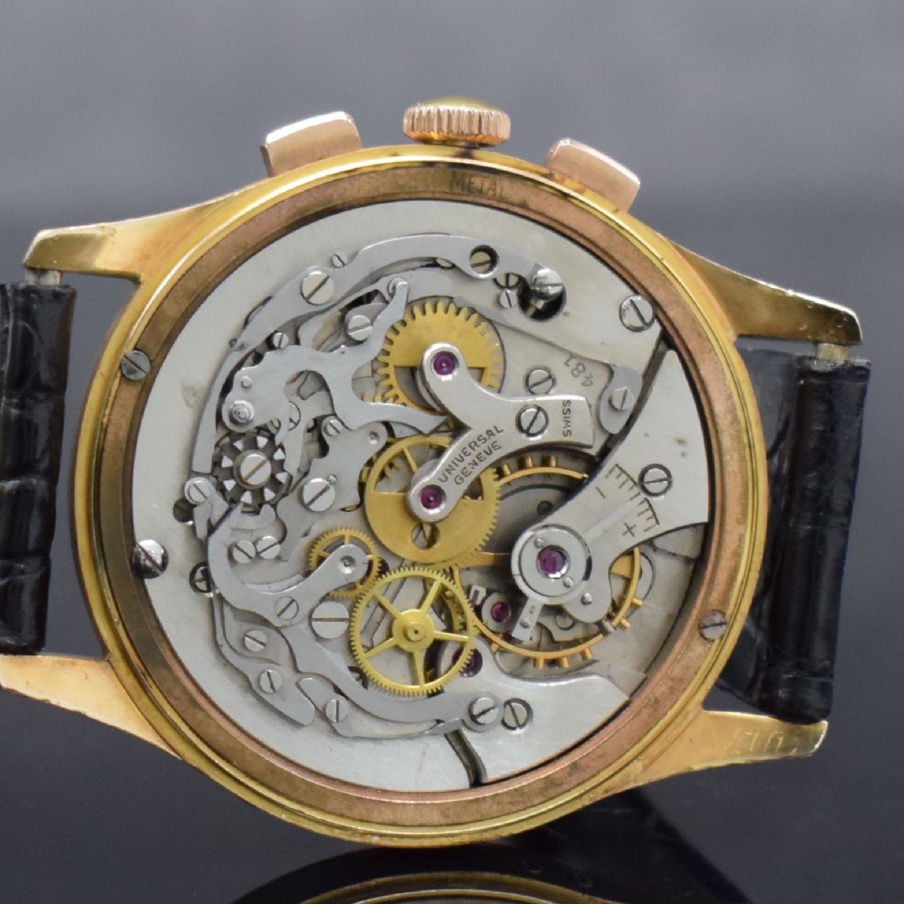 Detail h: UNIVERSAL GENEVE / TÜRLER Tri-Compax 38 mm Schaltradchronograph mit Vollkalender in RG 750/000, Schweiz um 1945, Handaufzug, 3-tlg. Geh., Boden & ...