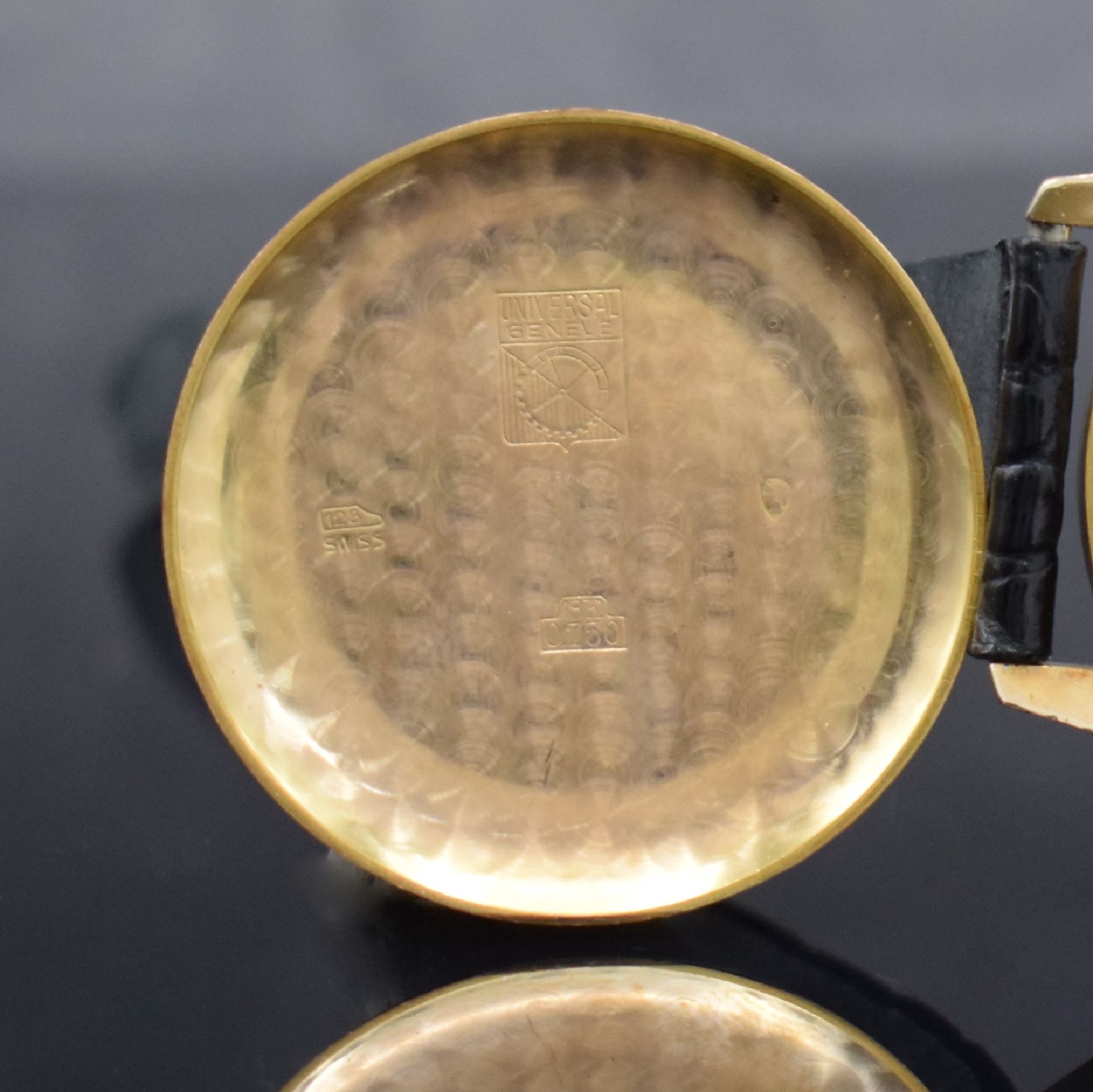 Detail i: UNIVERSAL GENEVE / TÜRLER Tri-Compax 38 mm Schaltradchronograph mit Vollkalender in RG 750/000, Schweiz um 1945, Handaufzug, 3-tlg. Geh., Boden & ...